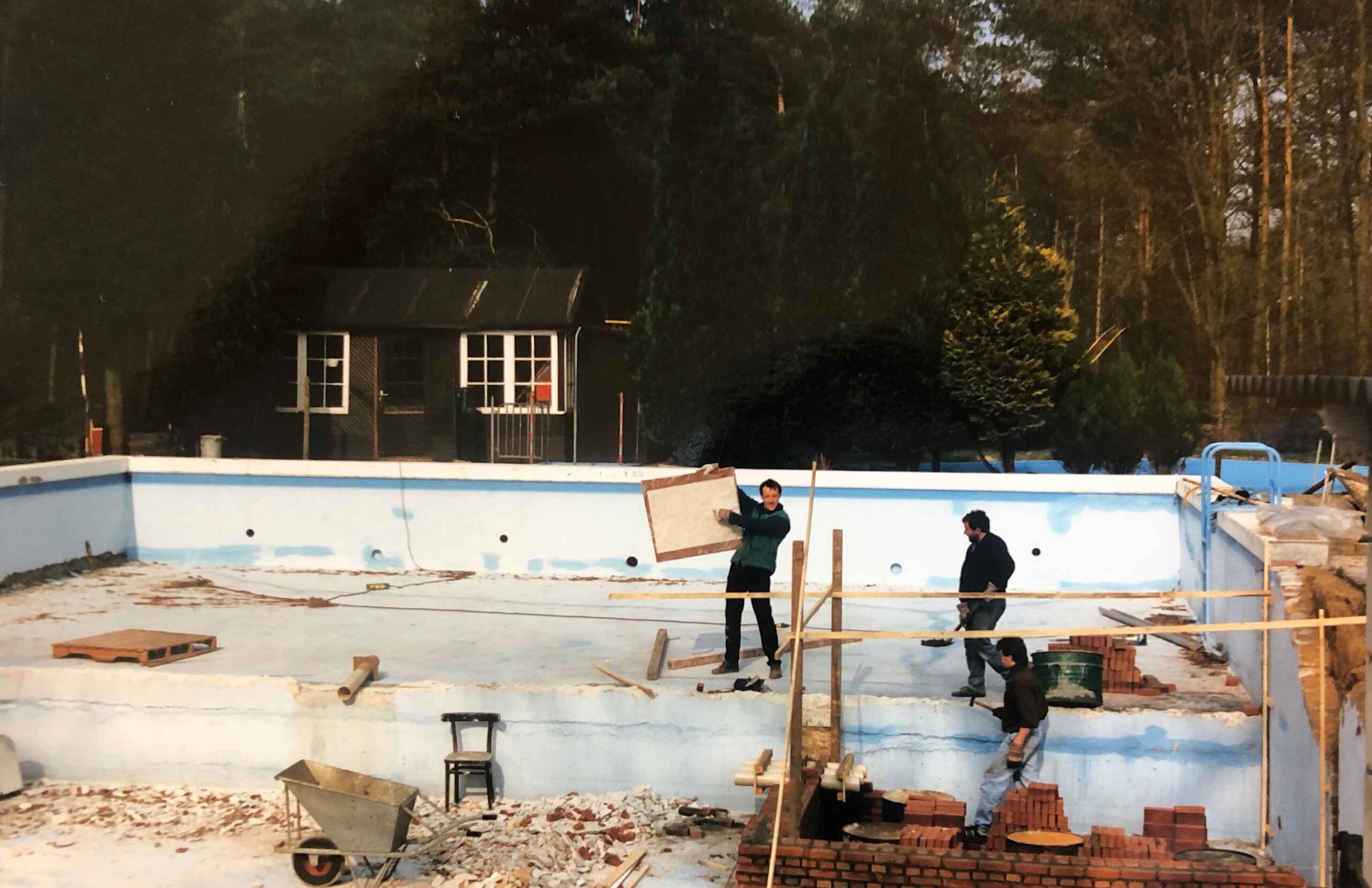 Foto van Lemeler Esch vroeger de bouw van het buitenzwembad in 1988