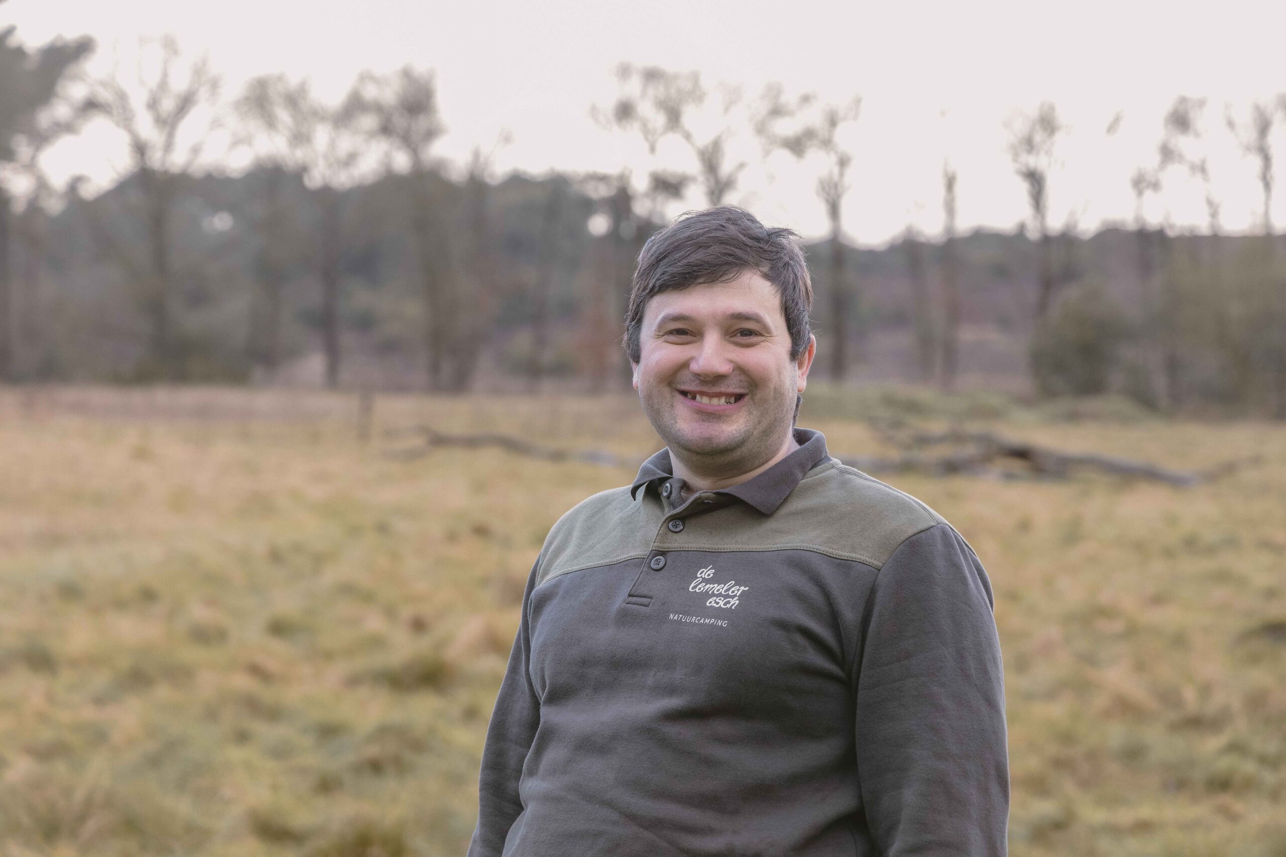 Portretfoto van collega Adrian bij Lemeler Esch natuurcamping