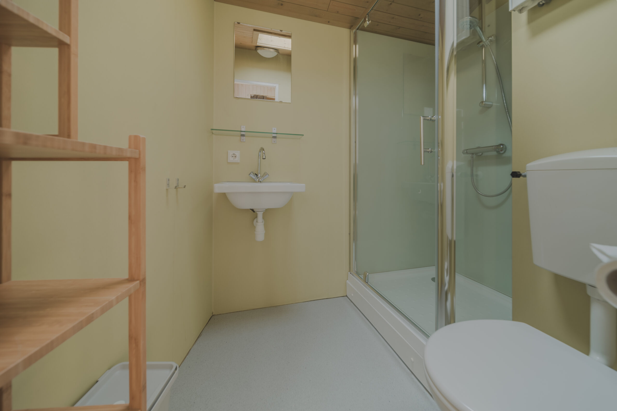 Badkamer natuurhuisje Trek-In bij natuurcamping Lemeler Esch
