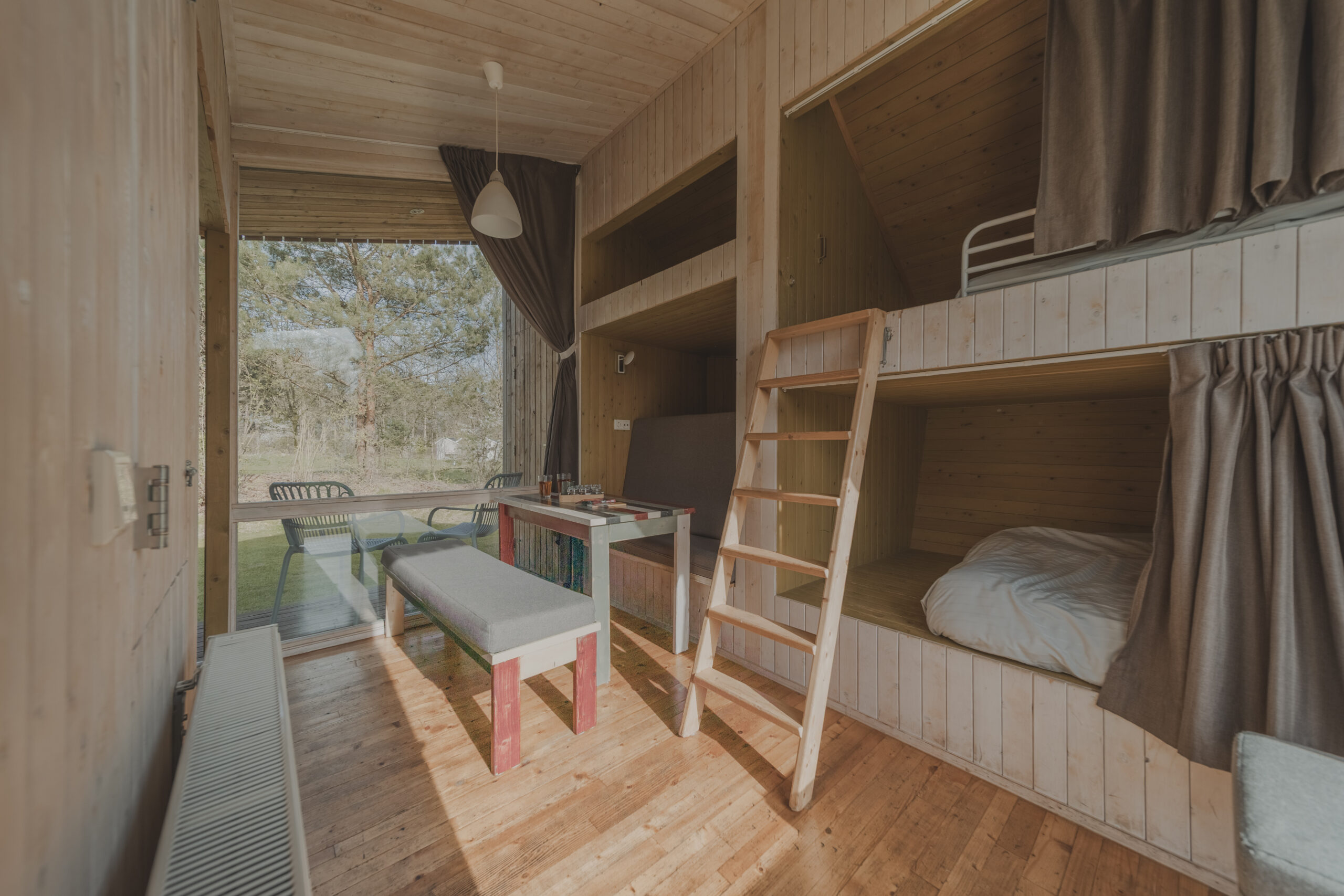 Binnenkant natuurhuisje Trek-In bij natuurcamping Lemeler Esch