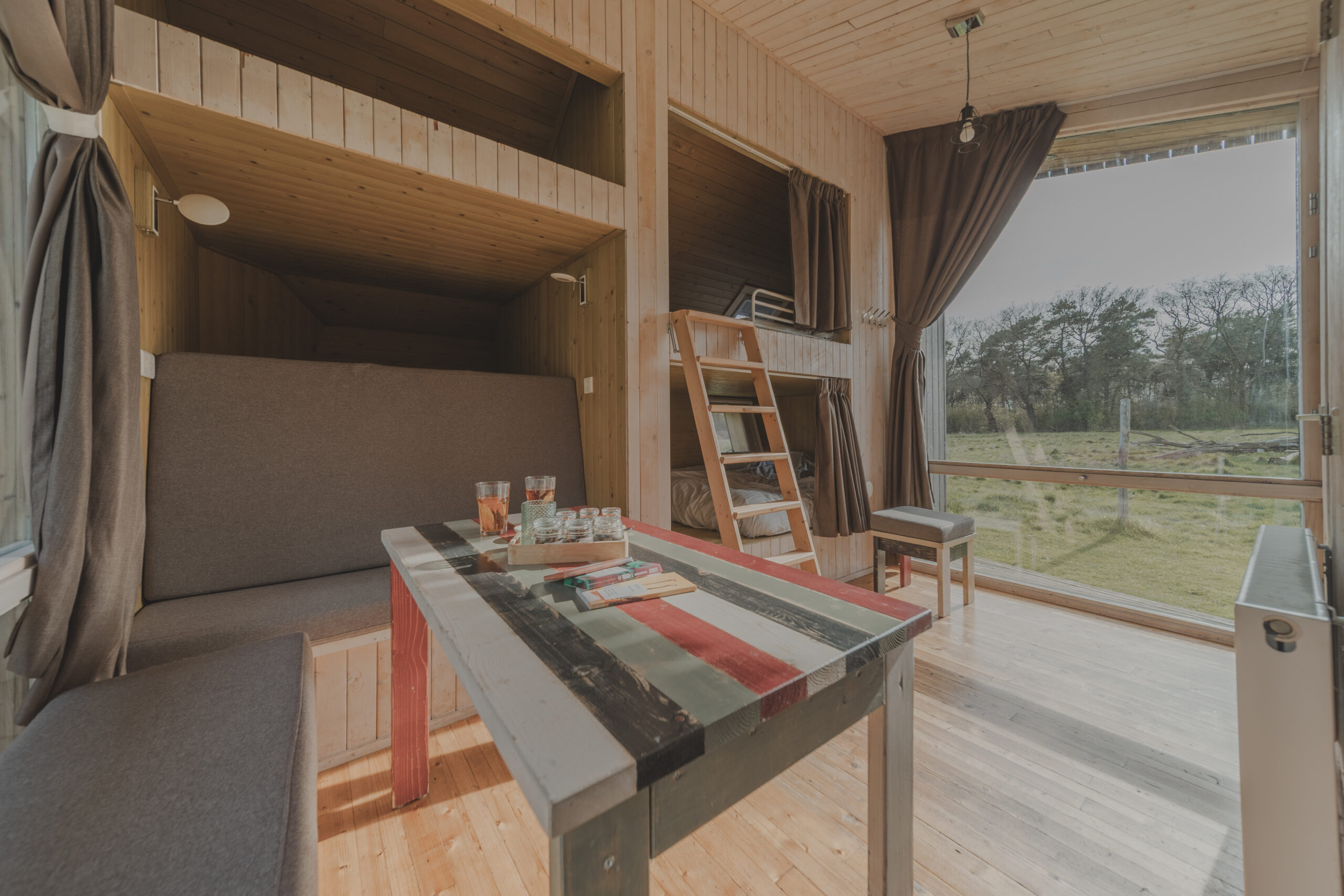 Binnenkant natuurhuisje Trek-In bij natuurcamping Lemeler Esch