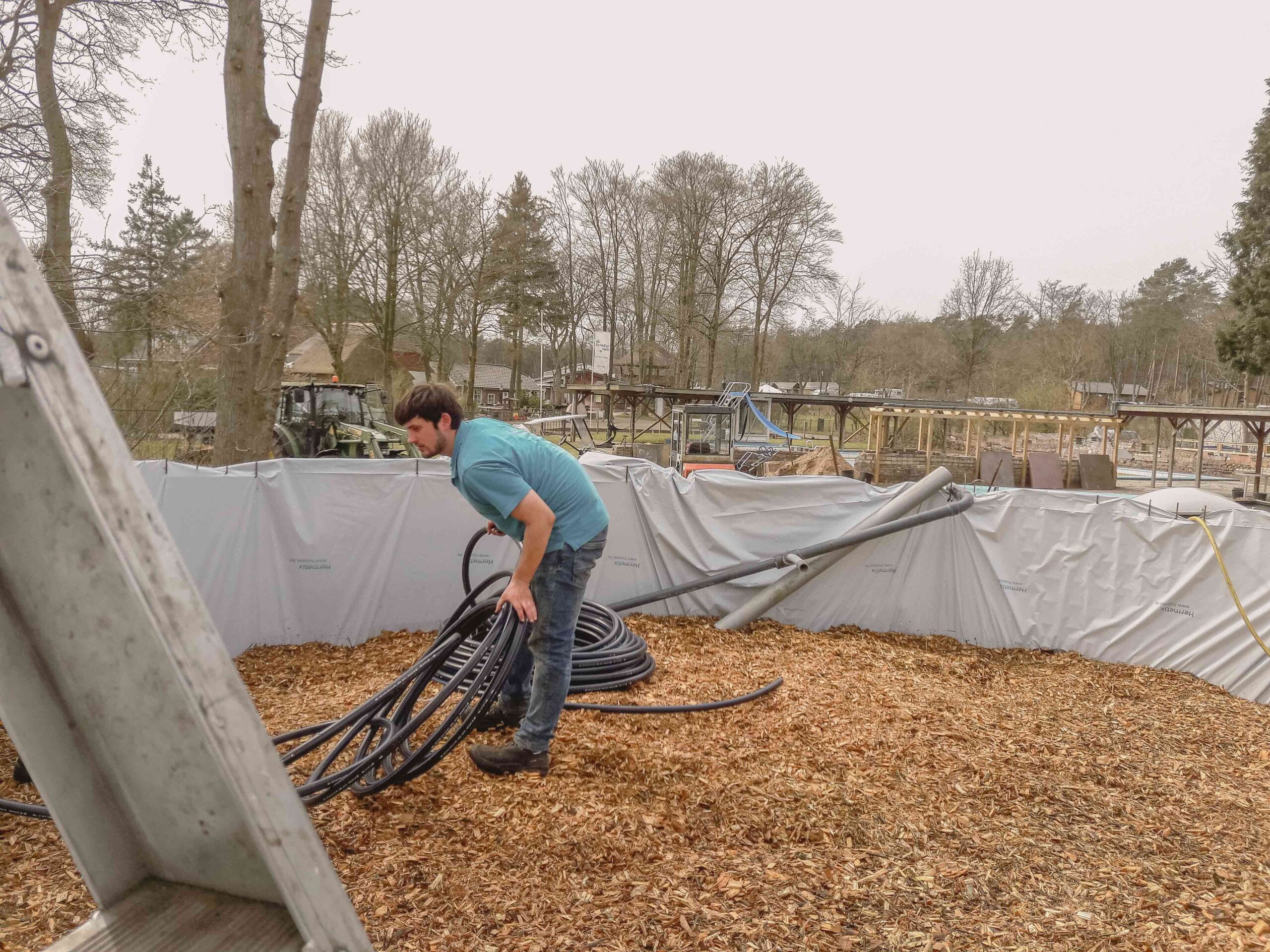 De biomeiler voor het verwarmde buitenzwembad van Lemeler Esch natuurcamping