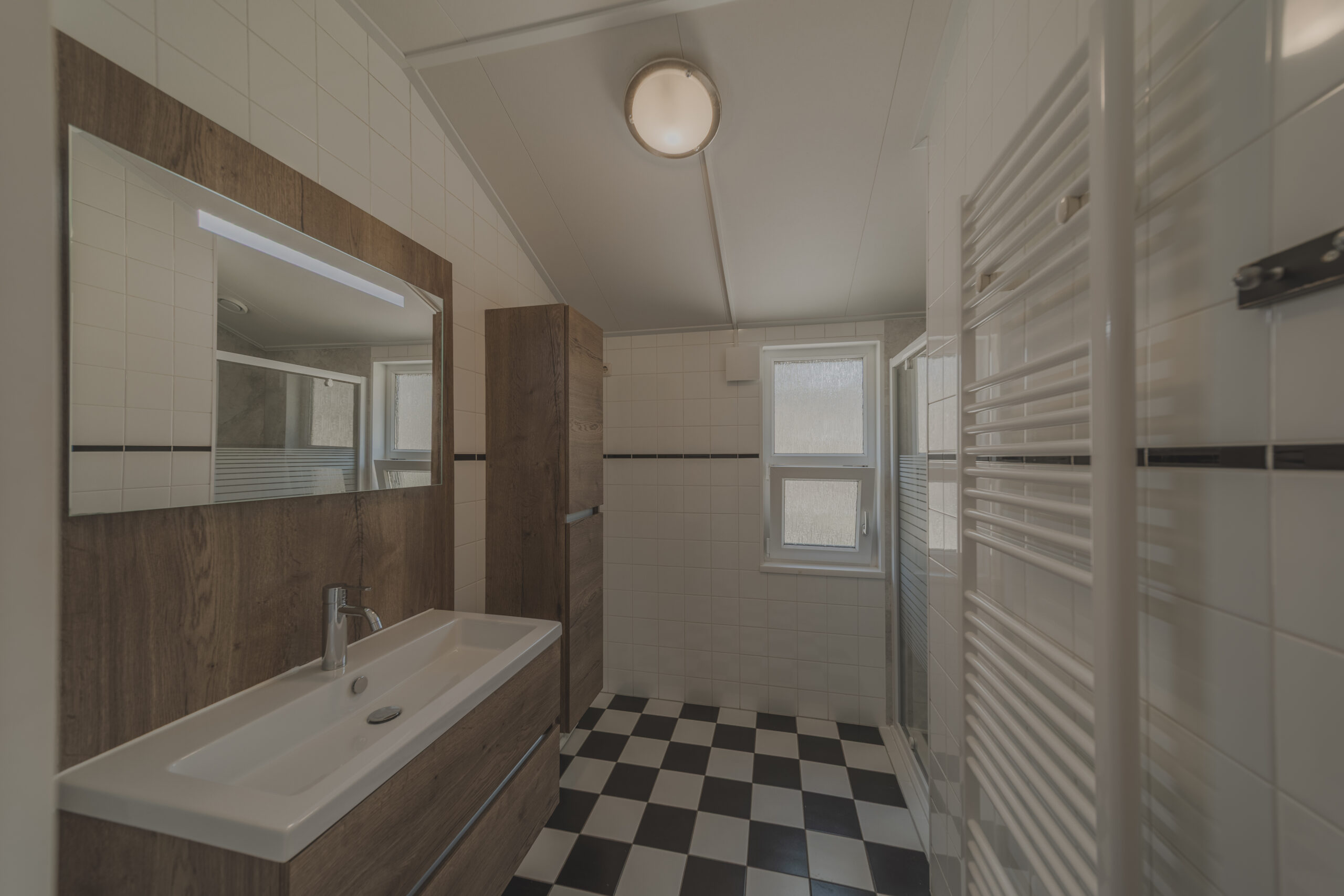 Badkamer in bungalow bij natuurcamping Lemeler Esch