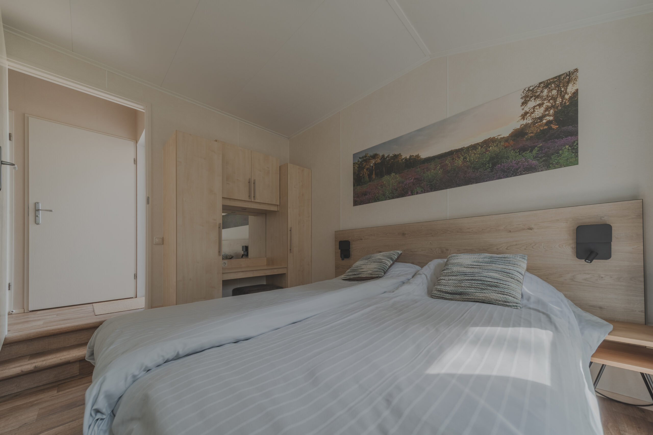 Slaapkamer in bungalow bij natuurcamping Lemeler Esch
