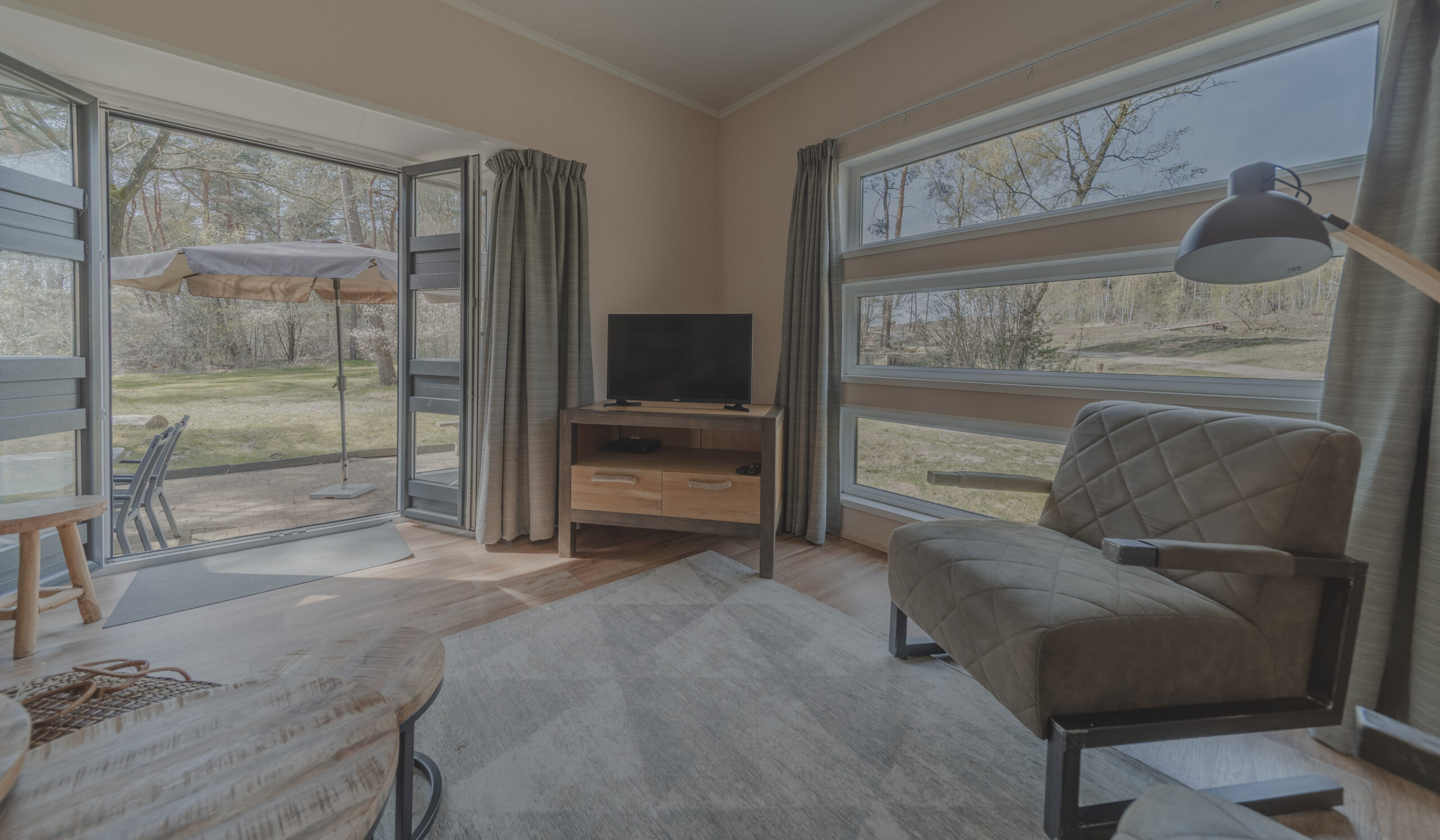 Woonkamer in bungalow bij natuurcamping Lemeler Esch