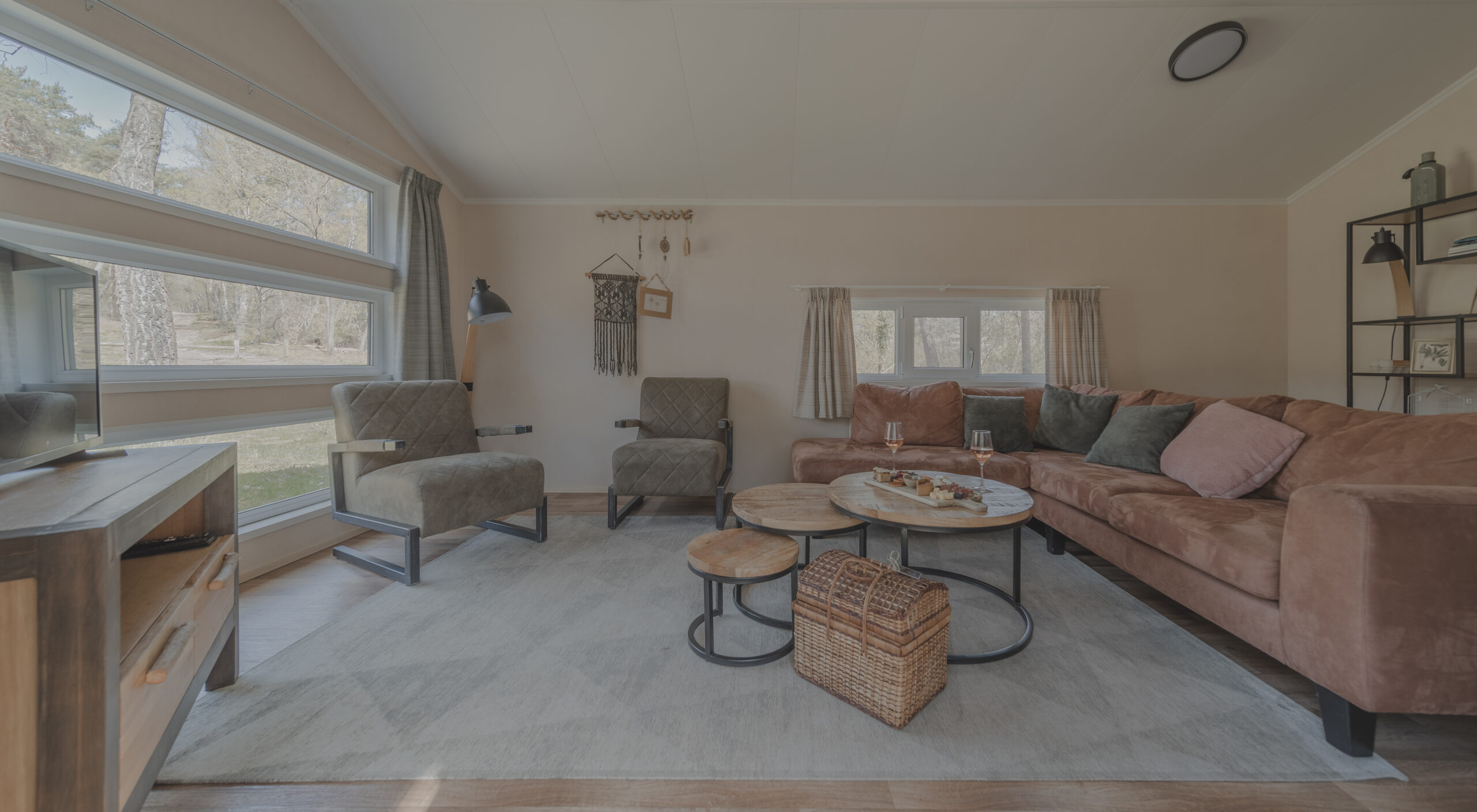 Woonkamer in bungalow bij natuurcamping Lemeler Esch