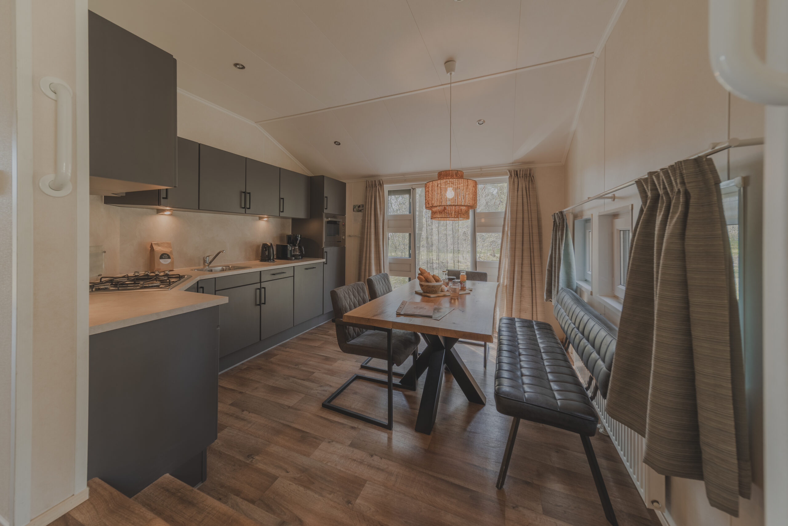 Keuken in bungalow bij natuurcamping Lemeler Esch