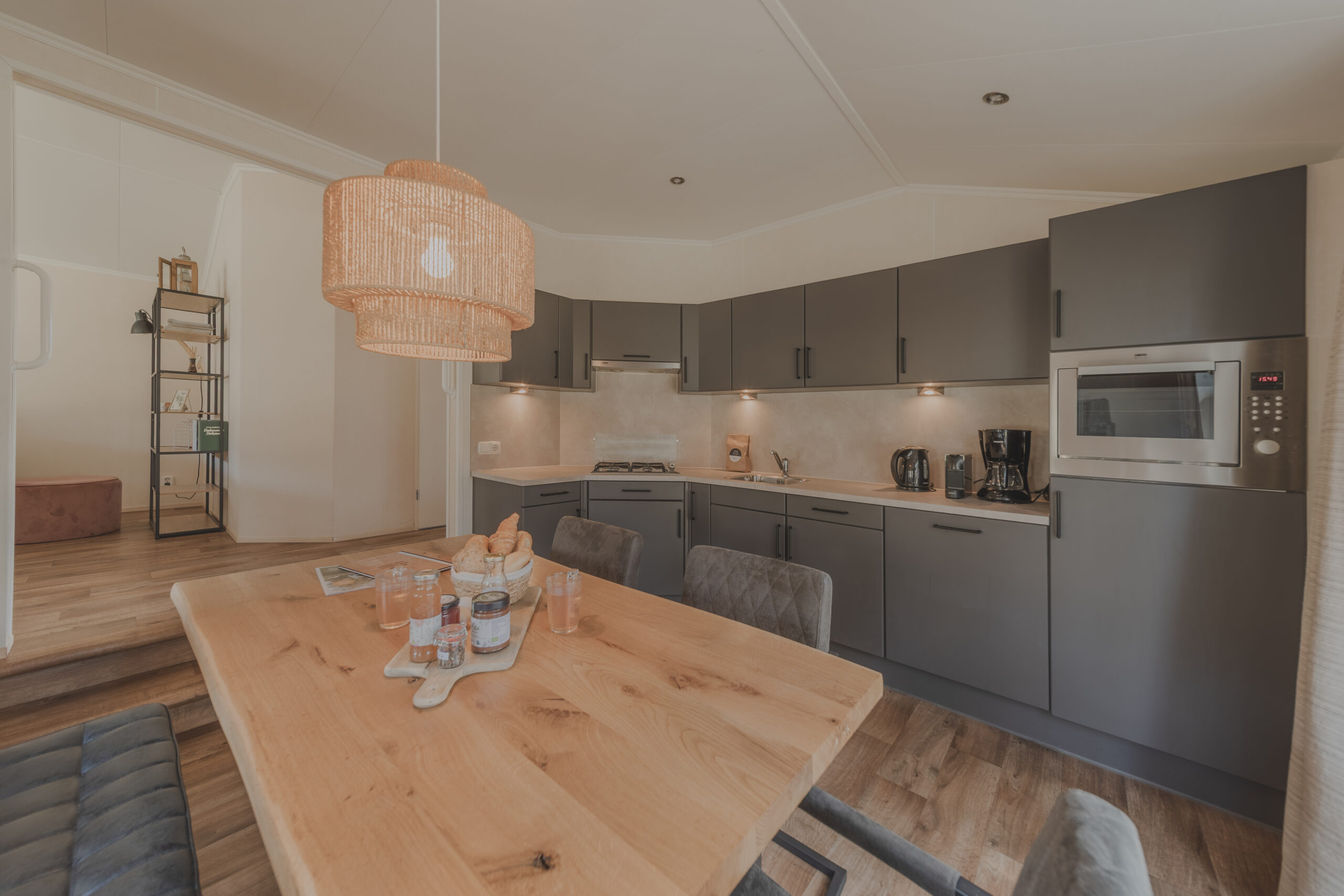 Keuken in bungalow bij natuurcamping Lemeler Esch