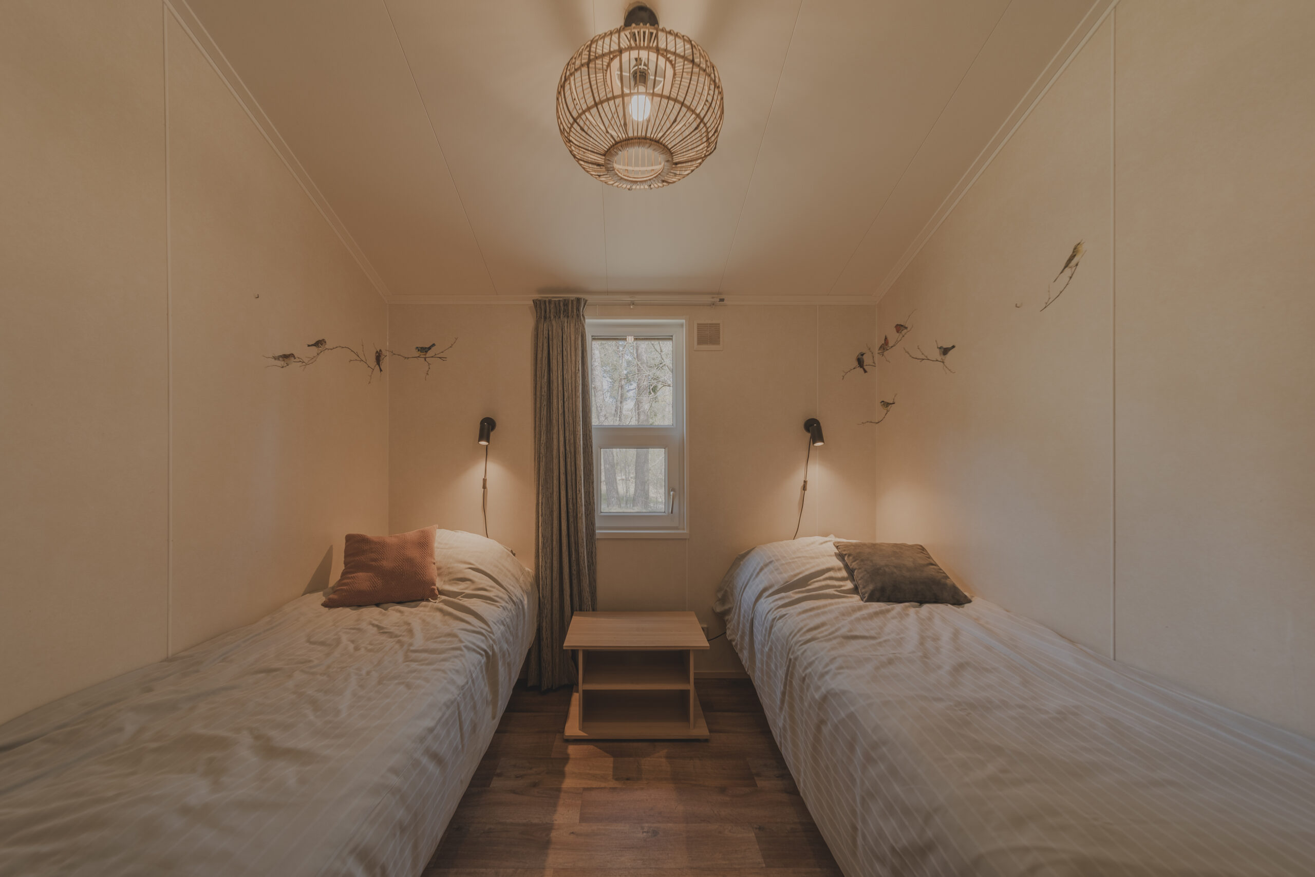 Slaapkamer in bungalow bij natuurcamping Lemeler Esch