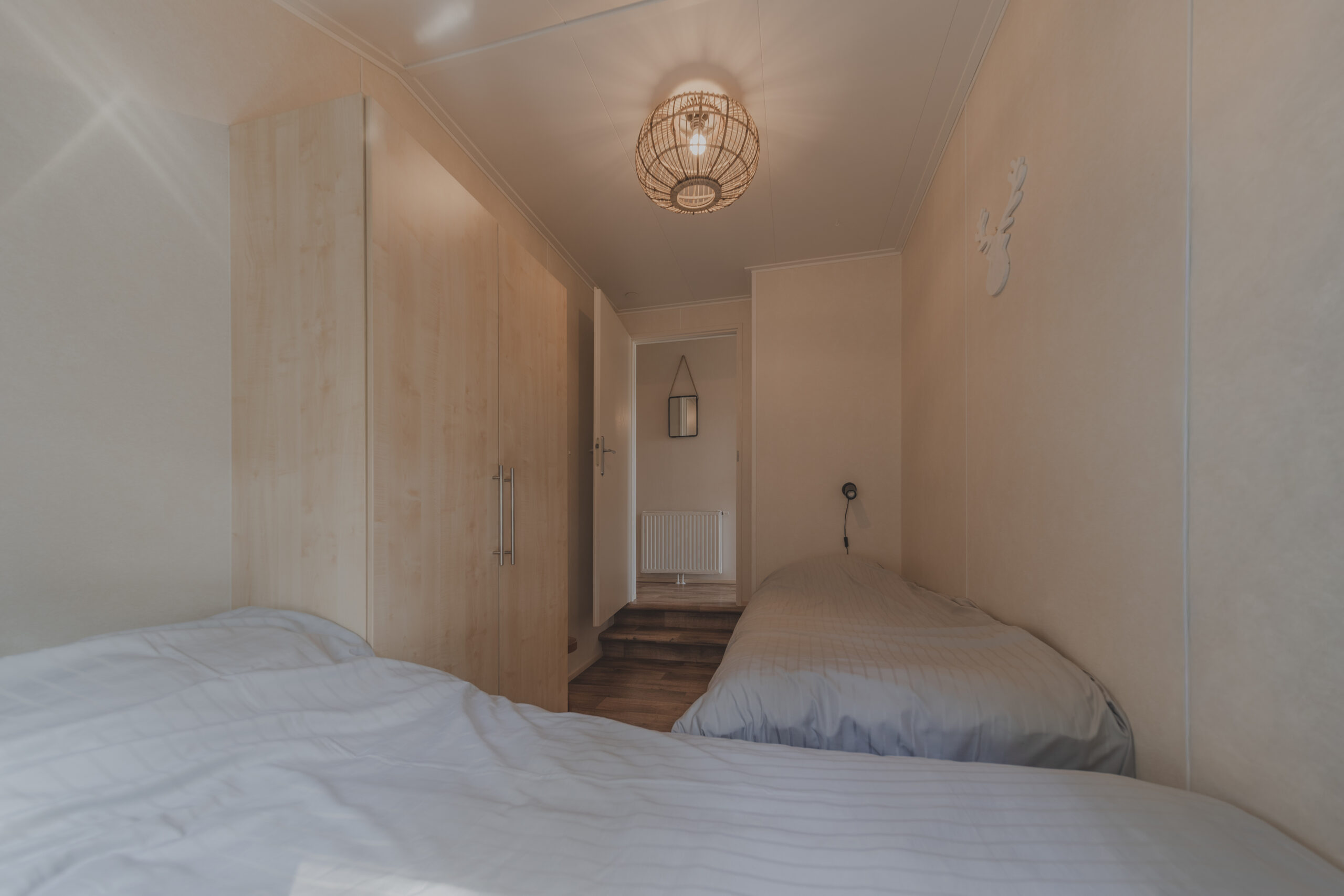 Slaapkamer in bungalow bij natuurcamping Lemeler Esch