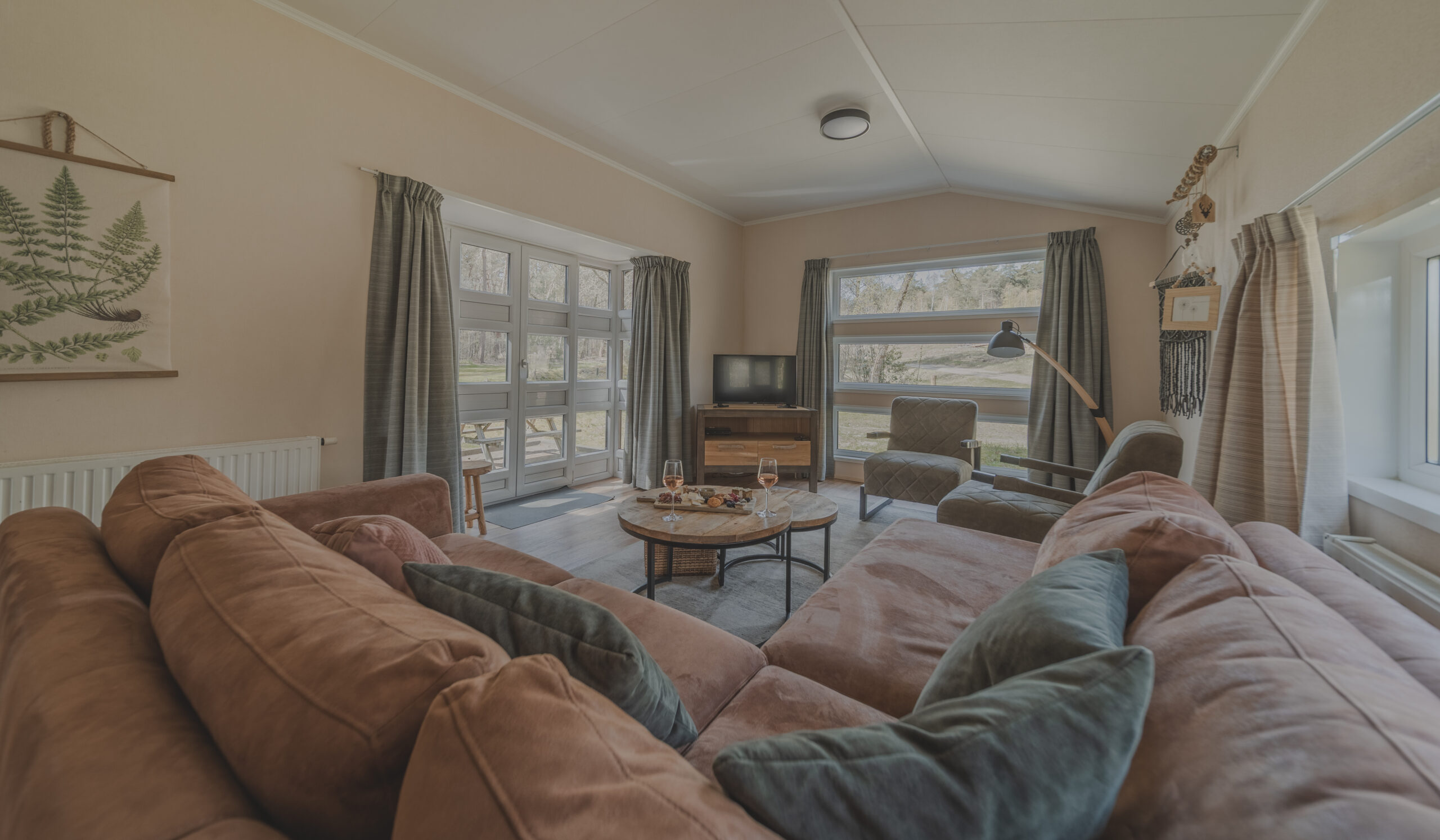 Woonkamer in bungalow bij natuurcamping Lemeler Esch