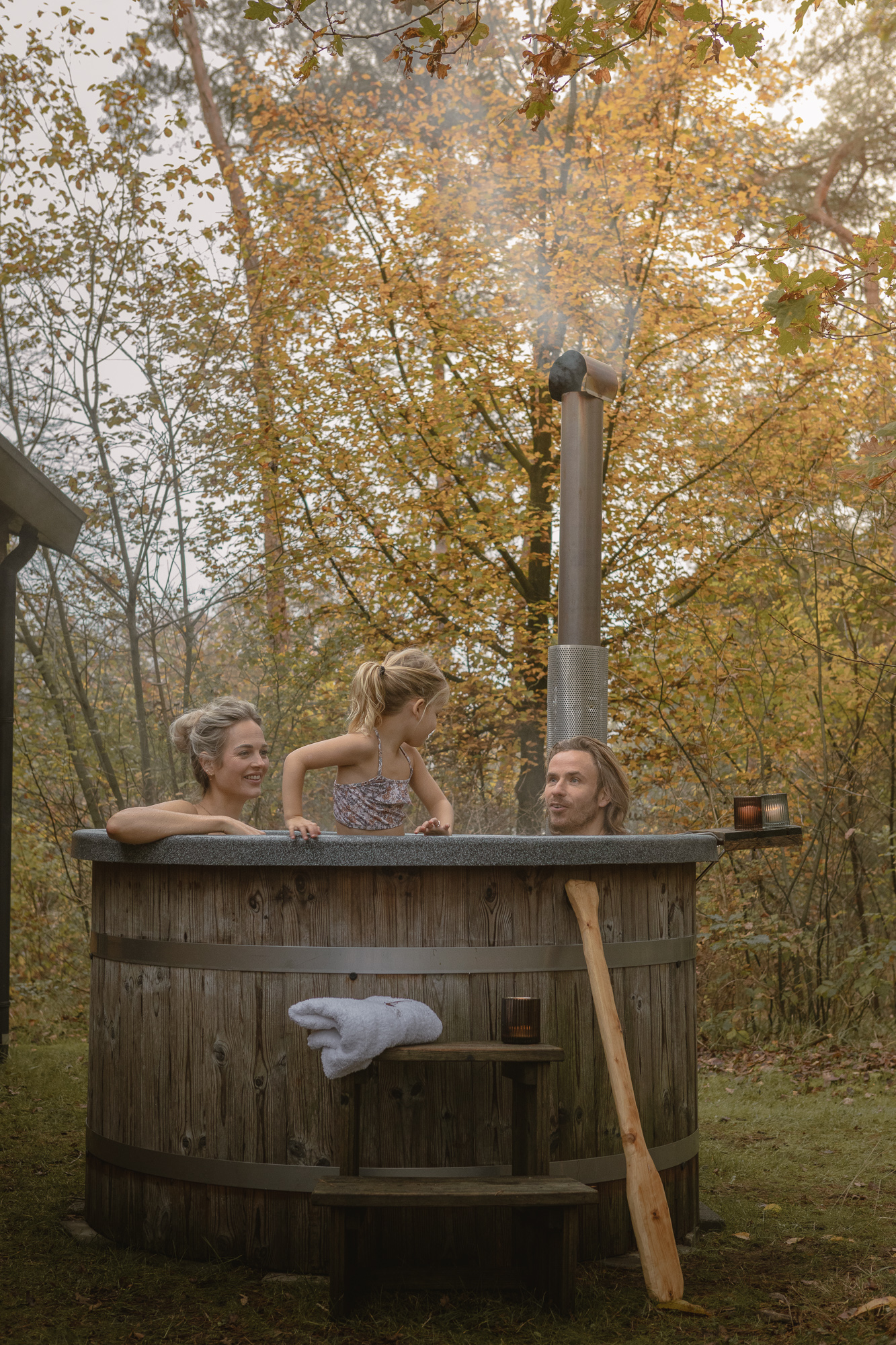 Gezin in hottub bij bungalow in het bos bij Lemeler Esch natuurcamping in Overijssel