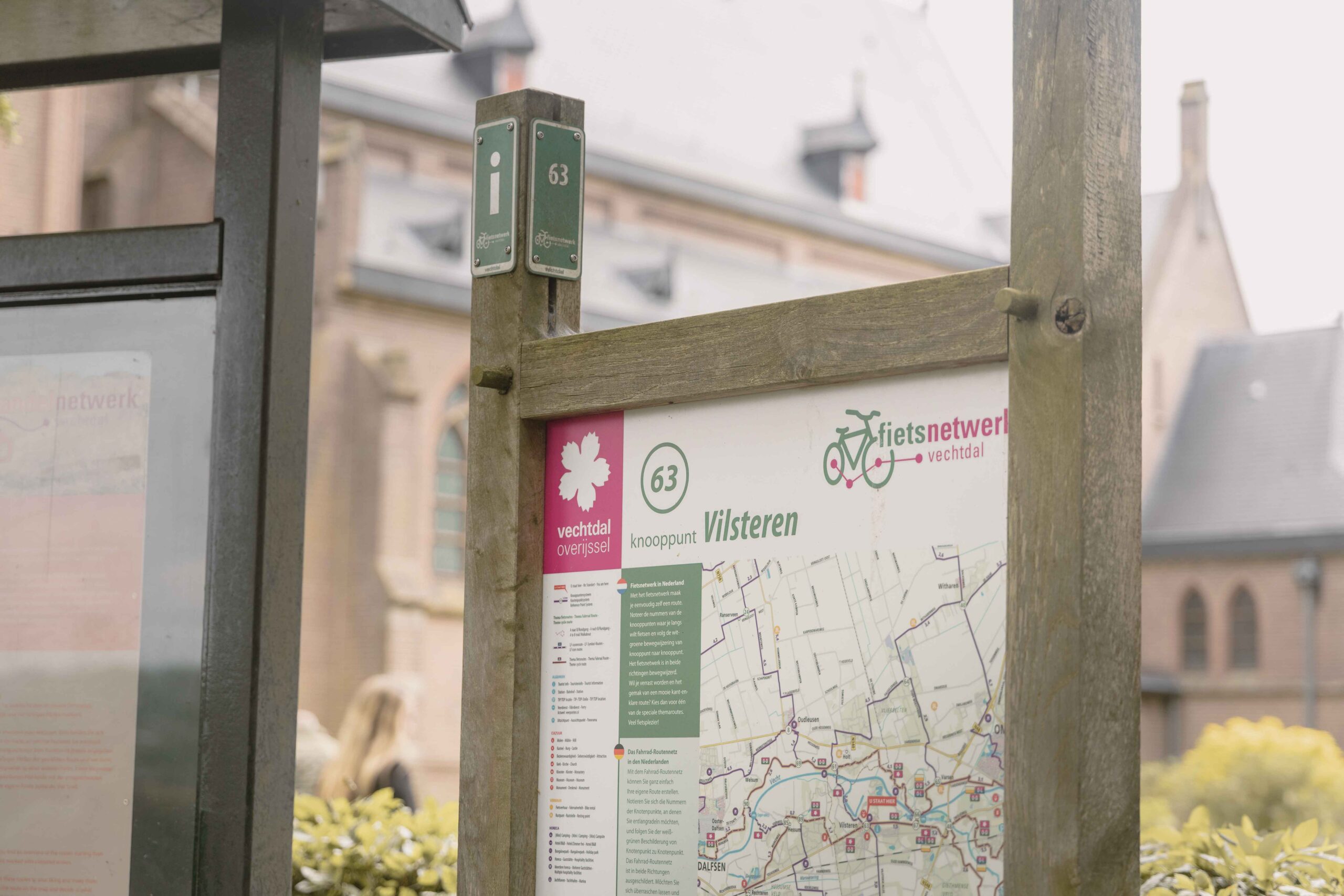 Bord van het fietsnetwerk met knooppunt 63 in Vilsteren in de omgeving van Lemeler Esch natuurcamping