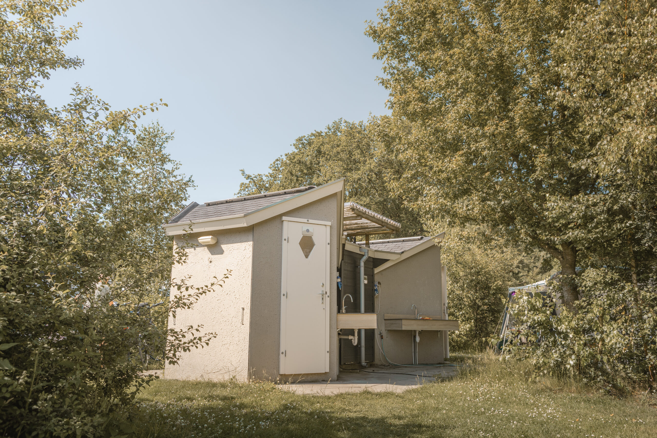 Kamperen met privé sanitair op Heidezicht bij natuurcamping Lemeler Esch