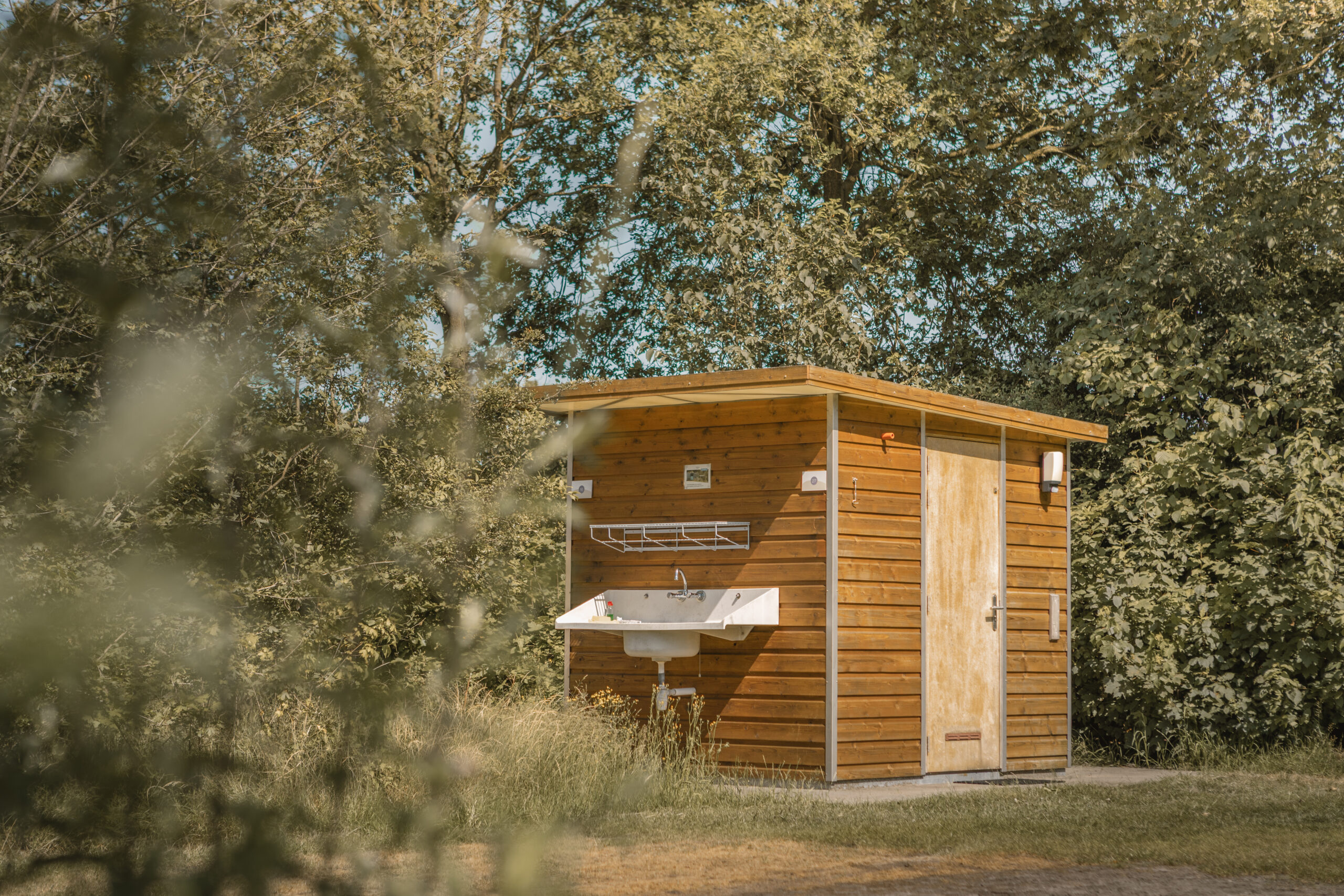 Kamperen met privé sanitair op de Boomgaard bij natuurcamping Lemeler Esch