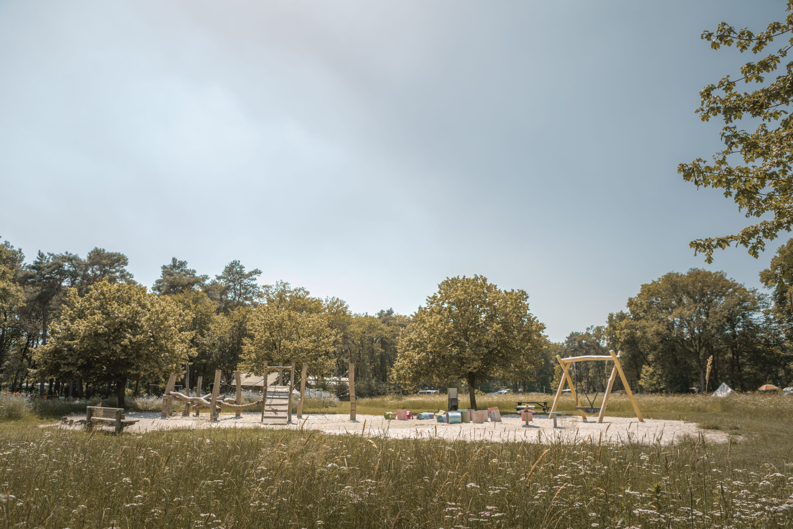 Speeltoestel op de Akker bij natuurcamping Lemeler Esch