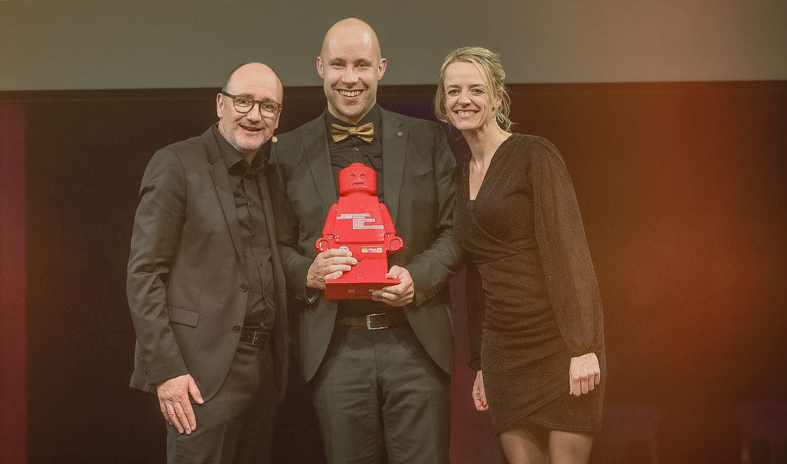 Joost en Maaike op podium PiNCAMP Awards 2026 Lemeler Esch winnaar in de categorie duurzaamheid