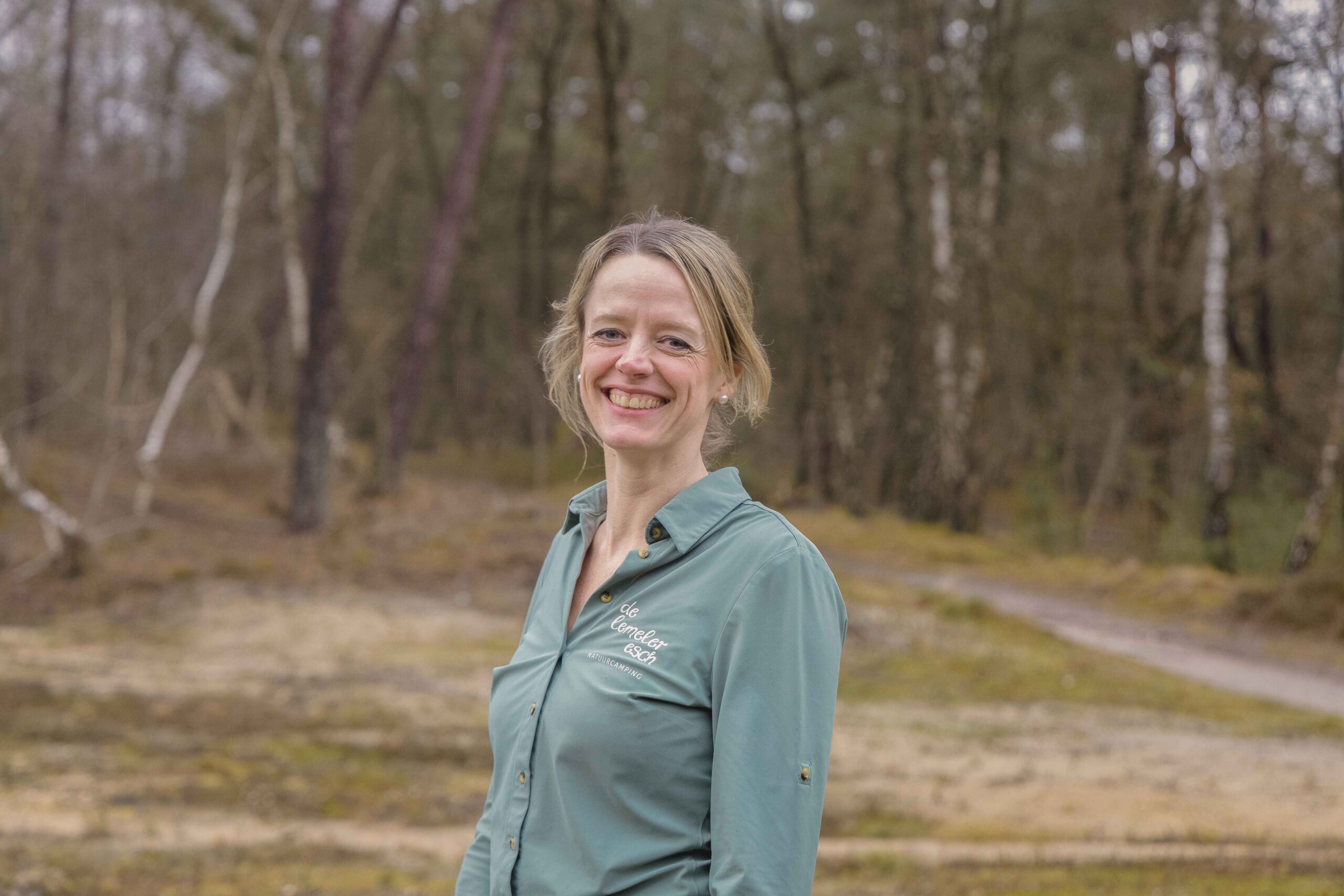 Maaike portretfoto bedrijfsleider bij Lemeler Esch natuurcamping Overijssel