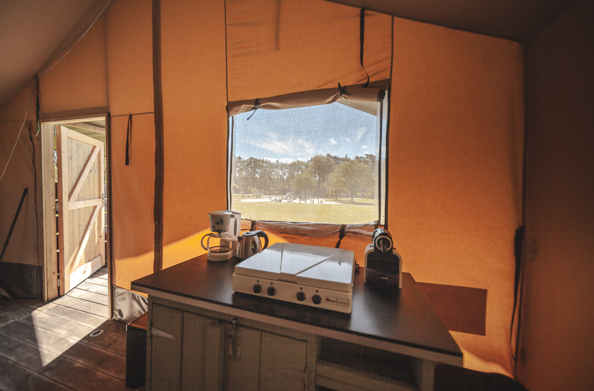 Uitzicht en keukenblok van de Lodgetent bij Lemeler Esch natuurcamping