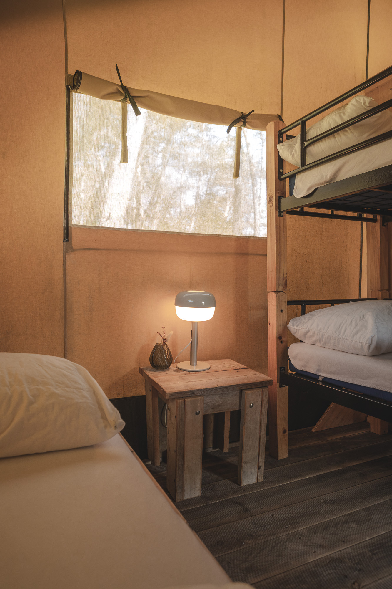 Slaapkamer van de Lodgetent op kampeerveld Akker bij Lemeler Esch natuurcamping