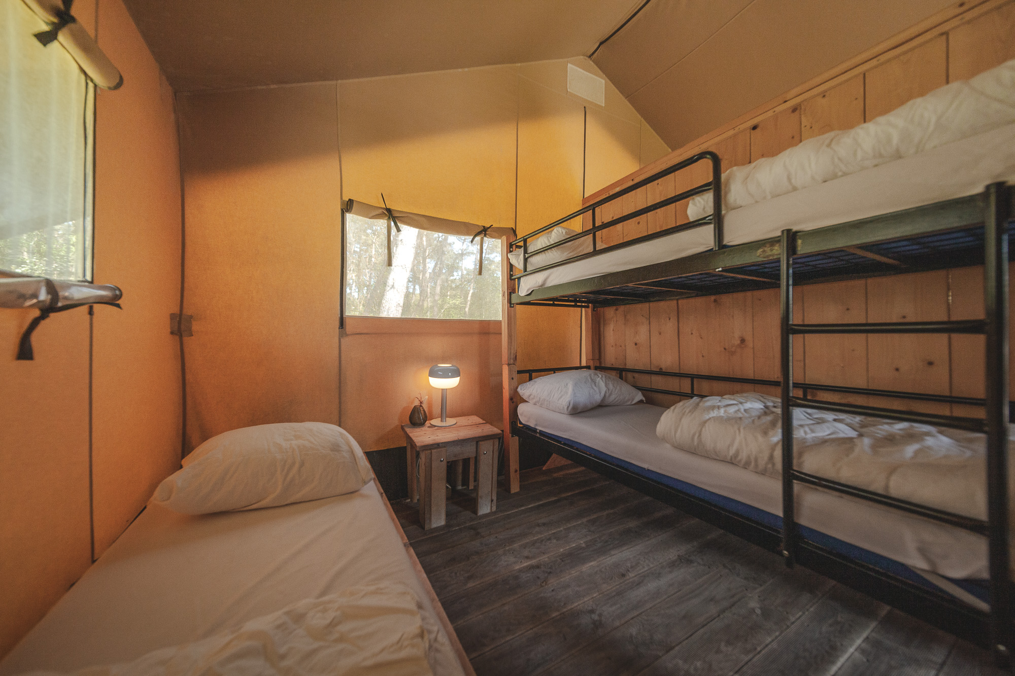 Slaapkamer van de Lodgetent op kampeerveld Akker bij Lemeler Esch natuurcamping