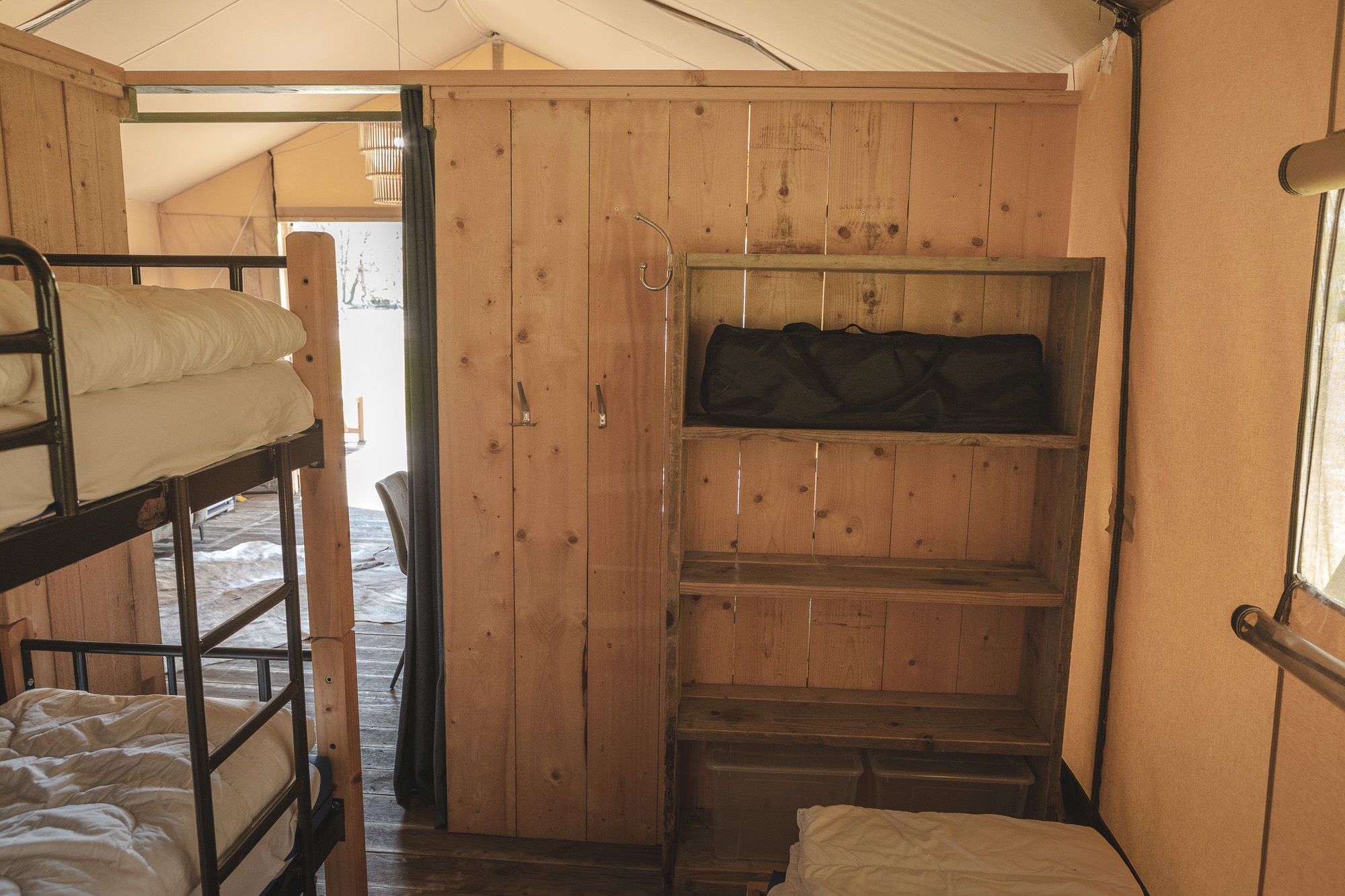 Slaapkamer van de Lodgetent op kampeerveld Akker bij Lemeler Esch natuurcamping