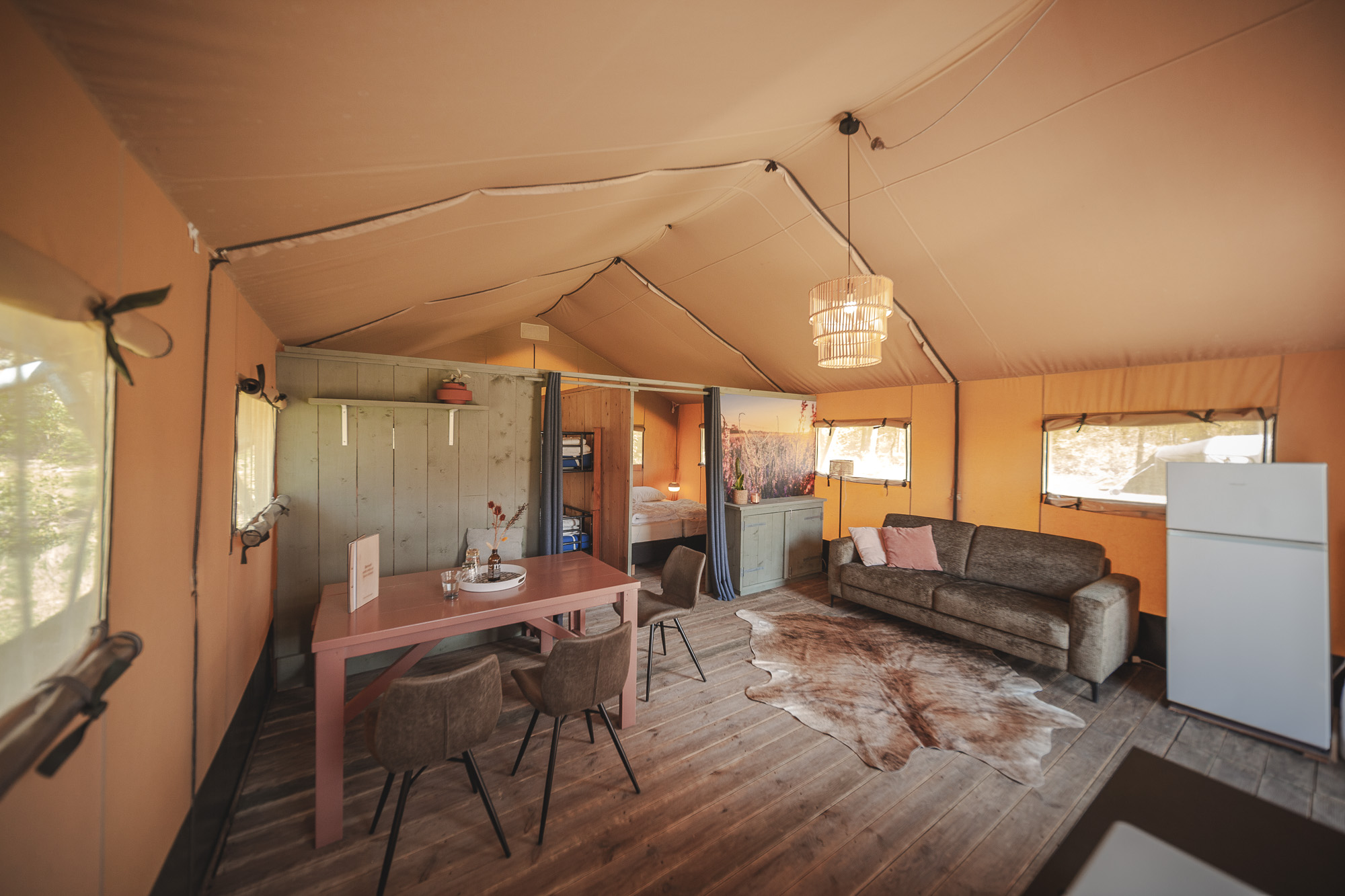 Woonkamer van de Lodgetent op kampeerveld Akker bij Lemeler Esch natuurcamping