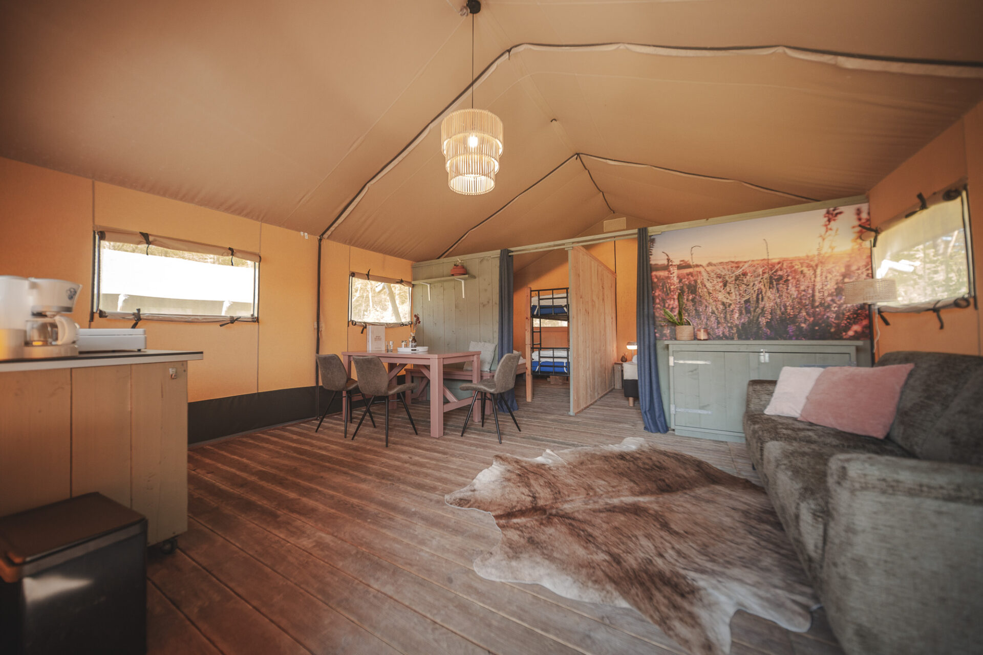 Woonkamer van de Lodgetent op kampeerveld Akker bij Lemeler Esch natuurcamping