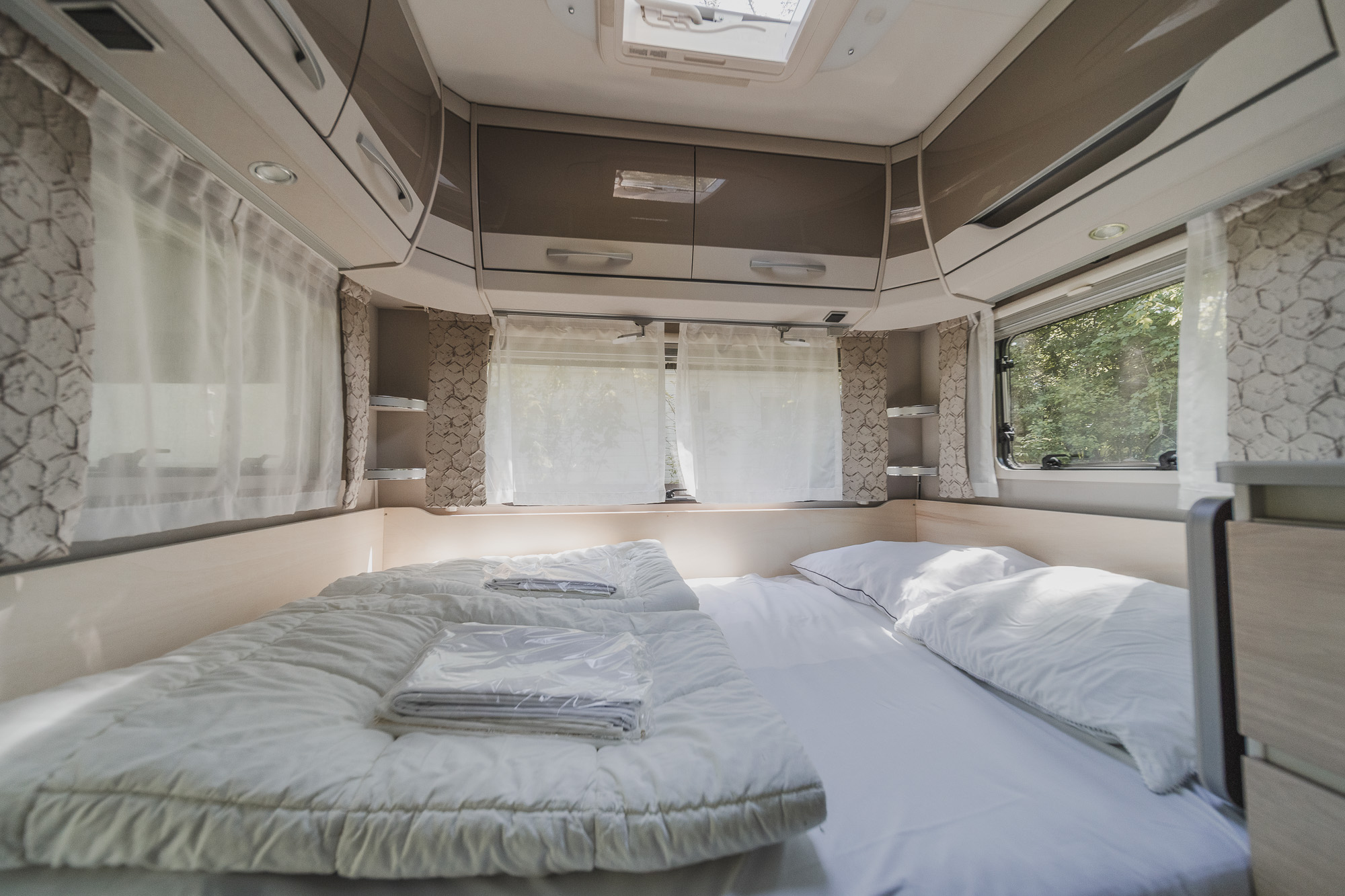 Slaapkamer van de toercaravan op kampeerveld Archemerheide bij Lemeler Esch natuurcamping