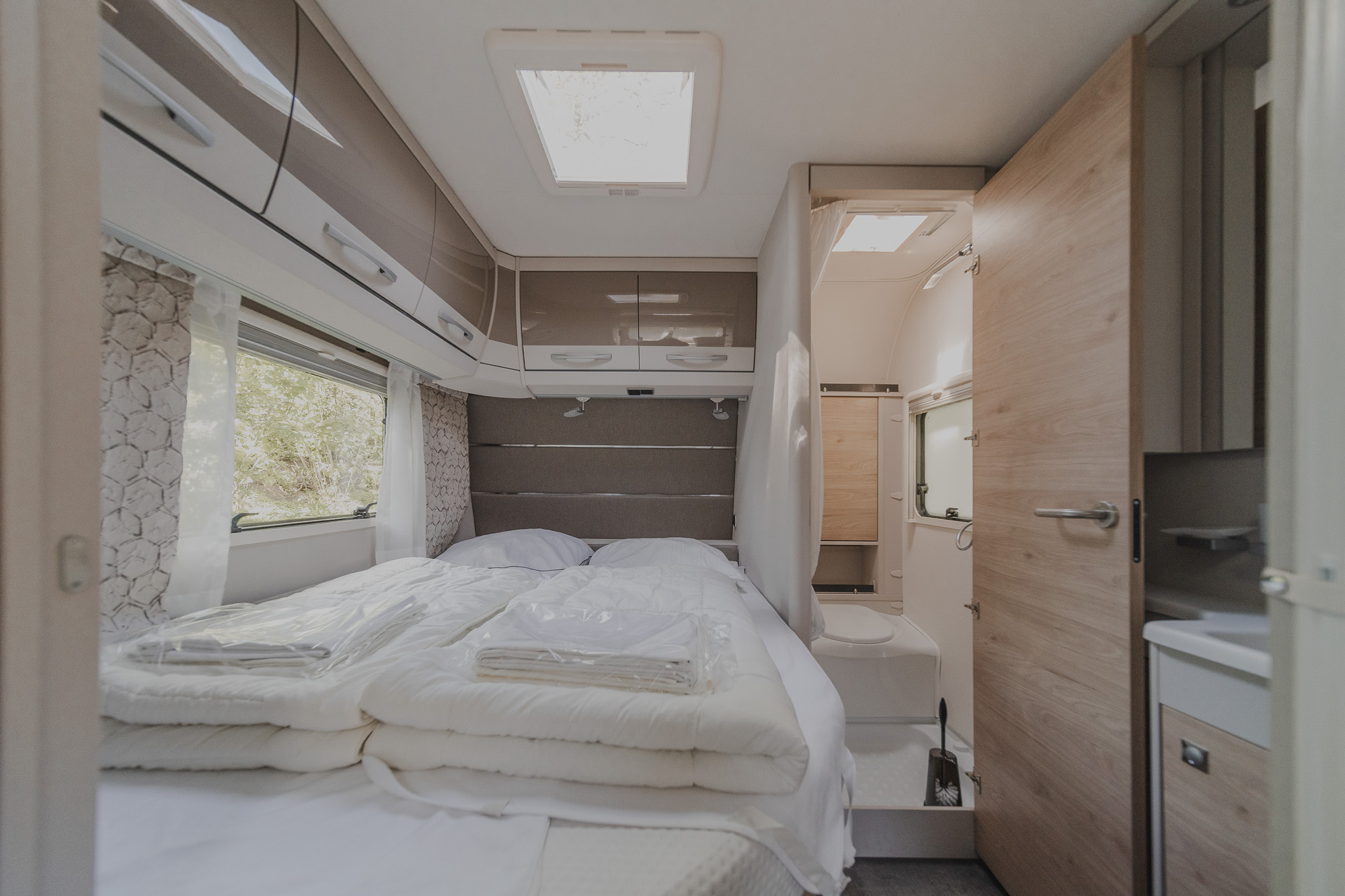 Slaapkamer van de toercaravan op kampeerveld Archemerheide bij Lemeler Esch natuurcamping
