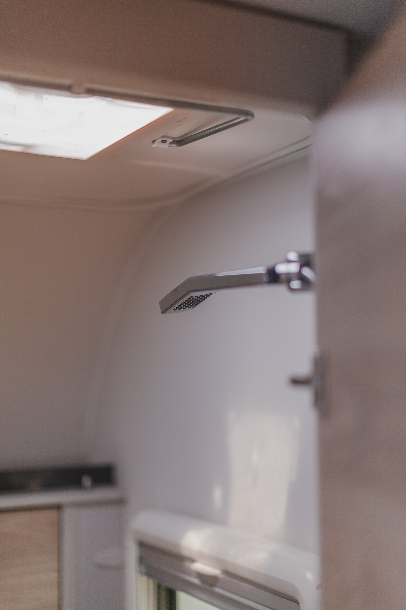 Douche van de toercaravan op kampeerveld Archemerheide bij Lemeler Esch natuurcamping