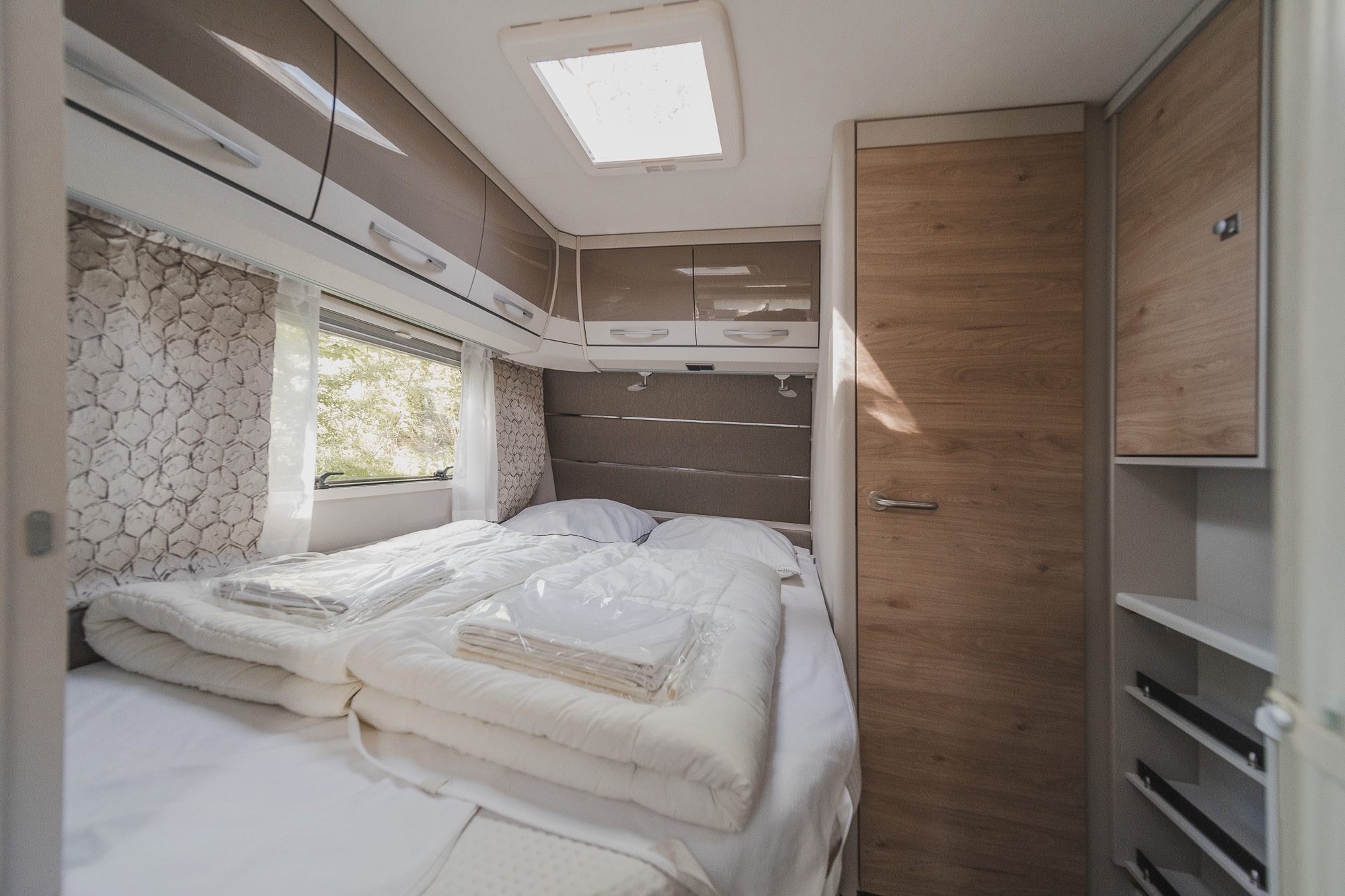 Slaapkamer van de toercaravan op kampeerveld Archemerheide bij Lemeler Esch natuurcamping