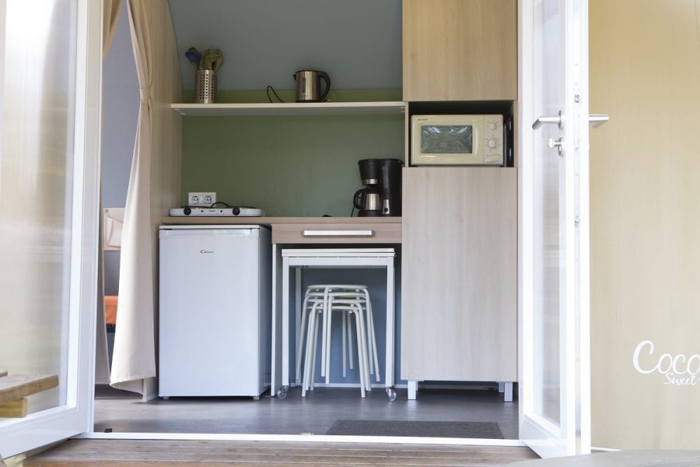 De keuken van de Cocoweet op kampeerveld Bloemenweide op Lemeler Esch natuurcamping