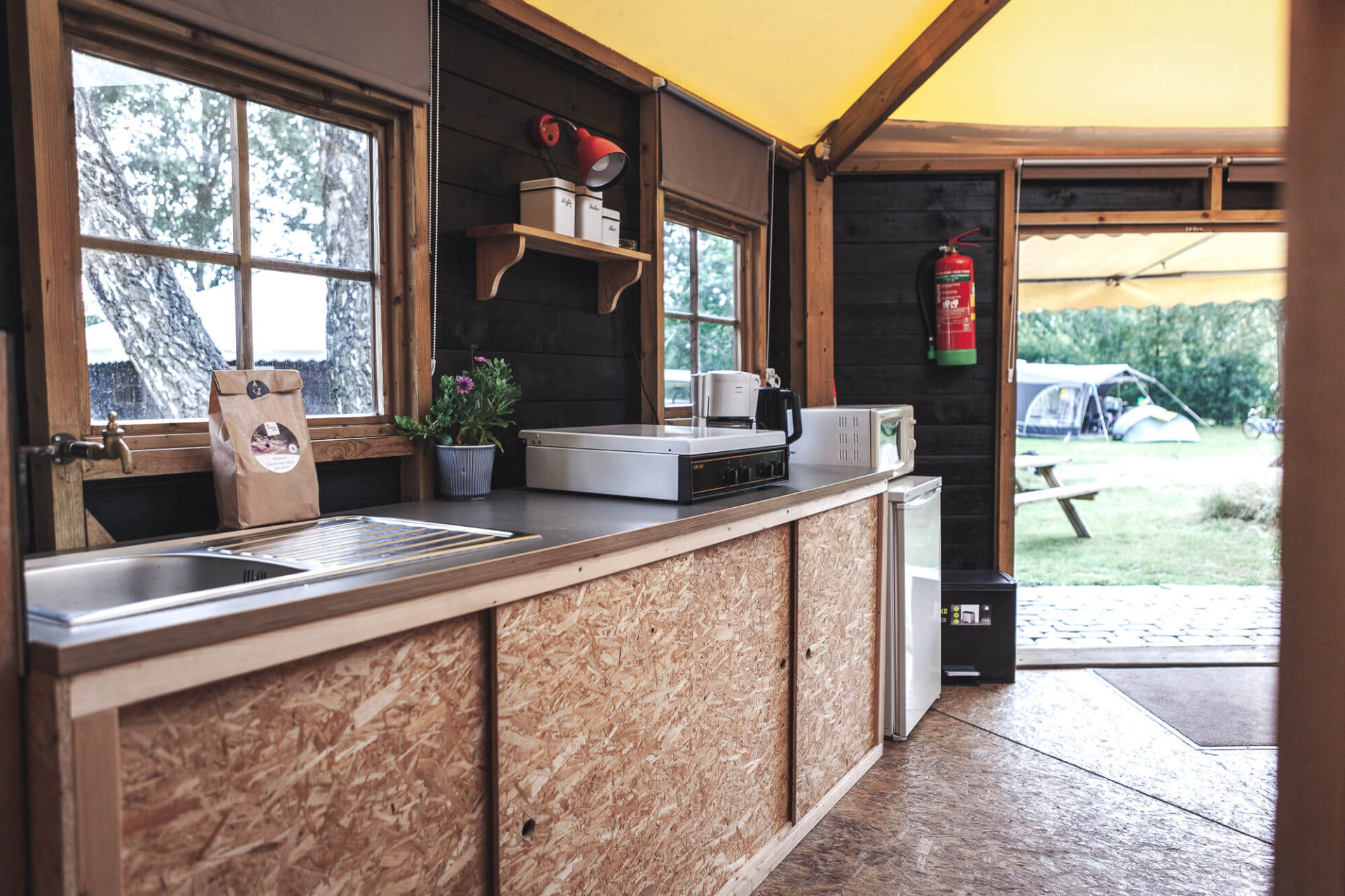 De keuken van de Boslodge bij Lemeler Esch natuurcamping in Overijssel