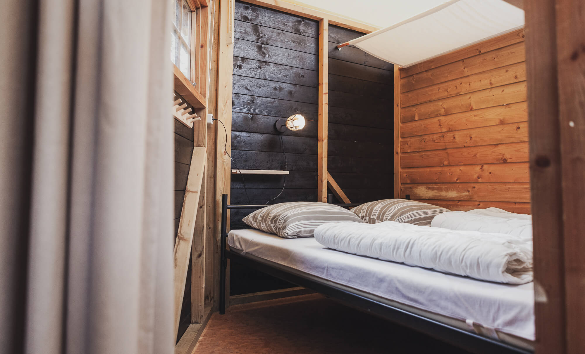 De slaapkamer van de Boslodge bij Lemeler Esch natuurcamping in Overijssel