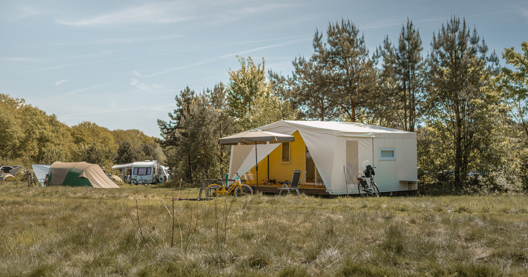 De buitenkant van de Cocosweet Deluxe bij Lemeler Esch natuurcamping