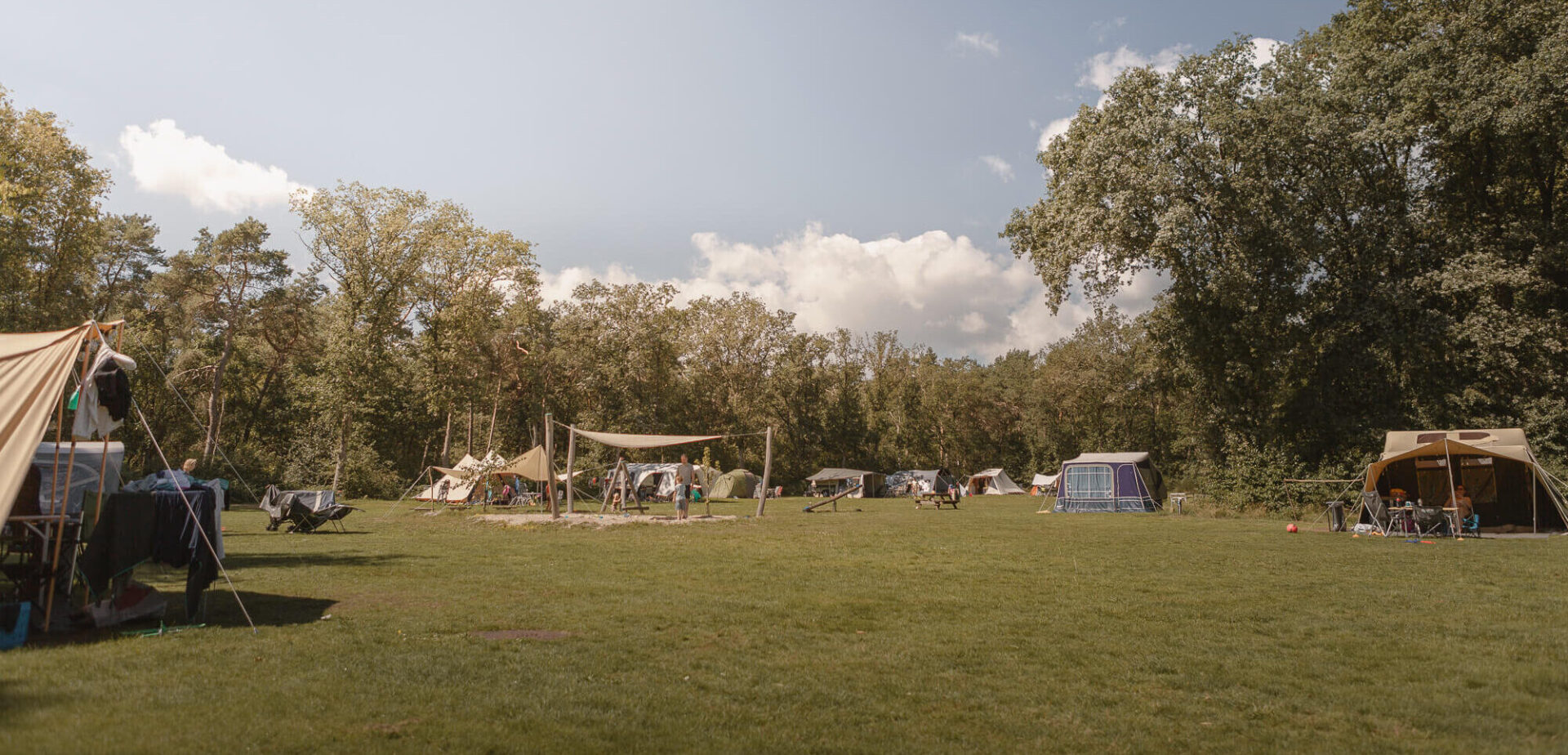 Uitzicht op speeltoestel bij kampeerveld Akker bij Lemeler Esch natuurcamping