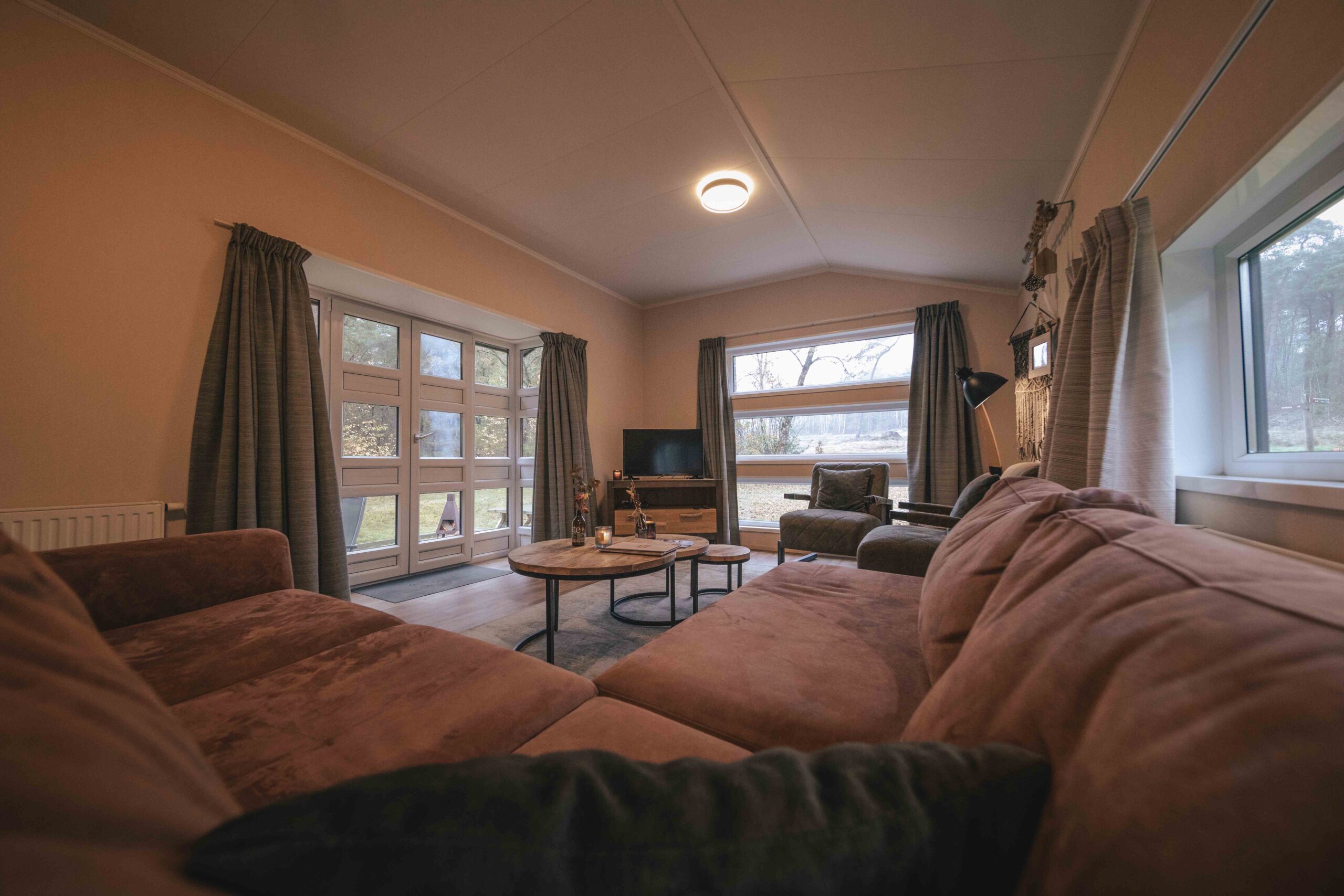Woonkamer van de bungalow aan de bosrand bij Lemeler Esch natuurcamping