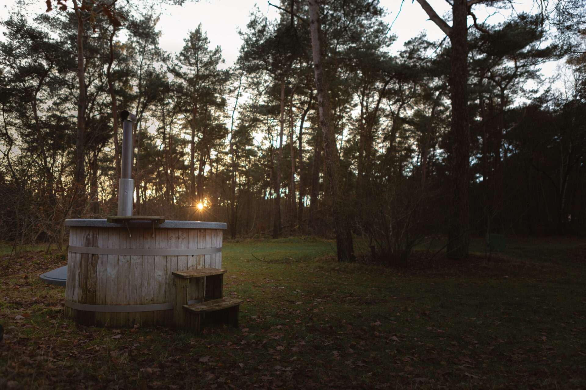 Hottub bij de bungalow aan de bosrand bij Lemeler Esch natuurcamping