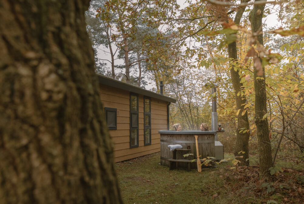 Stel in hottub bij de bungalow aan de bosrand bij Lemeler Esch natuurcamping