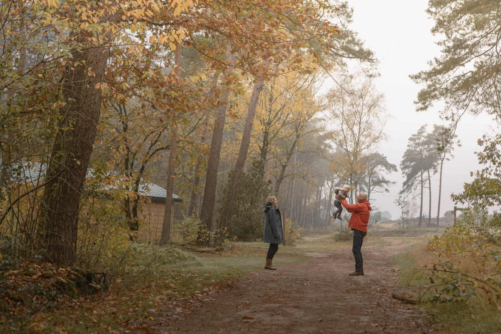 Opa, oma en kleinkind bij bungalow aan de bosrand bij Lemeler Esch natuurcamping