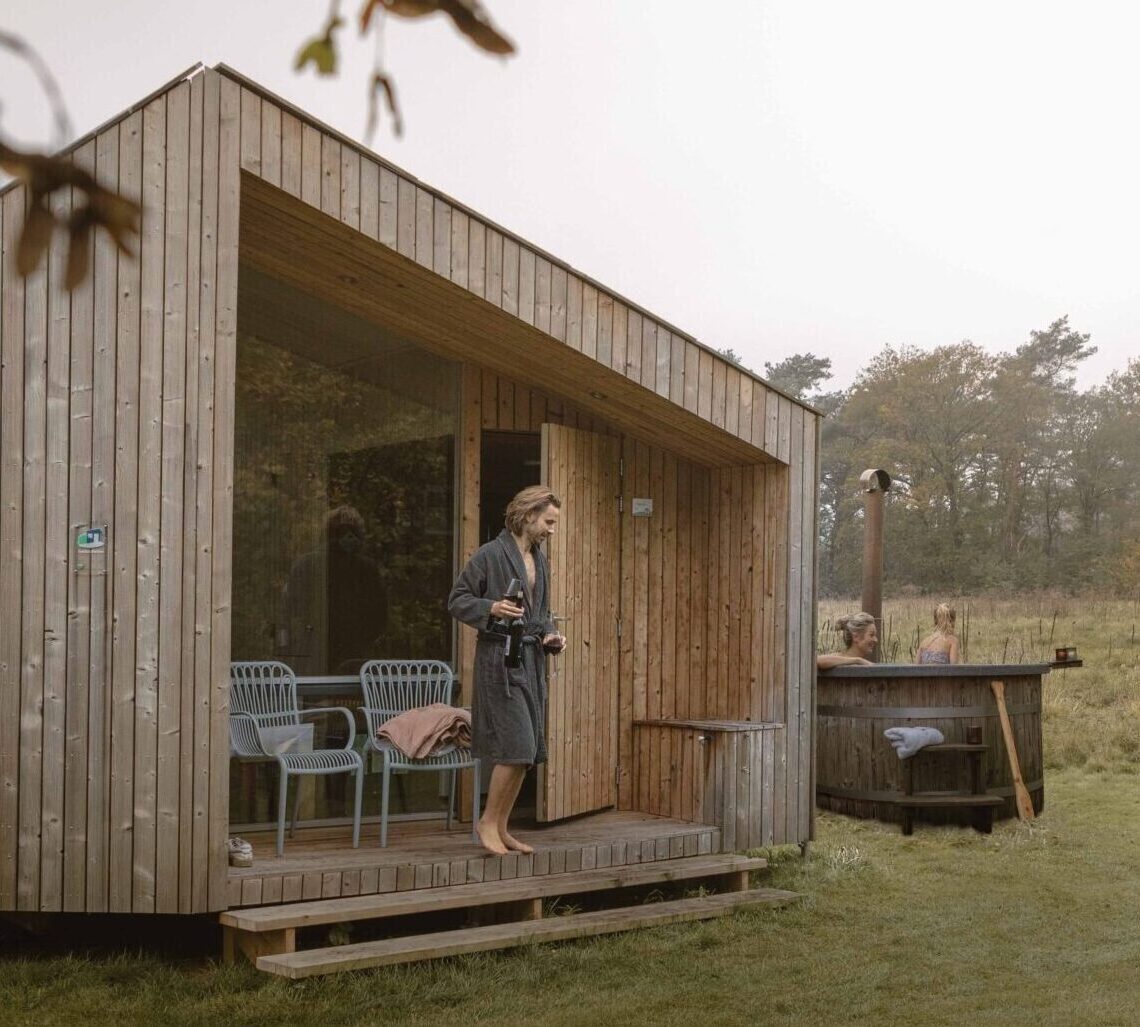 Gezin in hottub Trek-in natuurhuisje bij Lemeler Esch natuurcamping