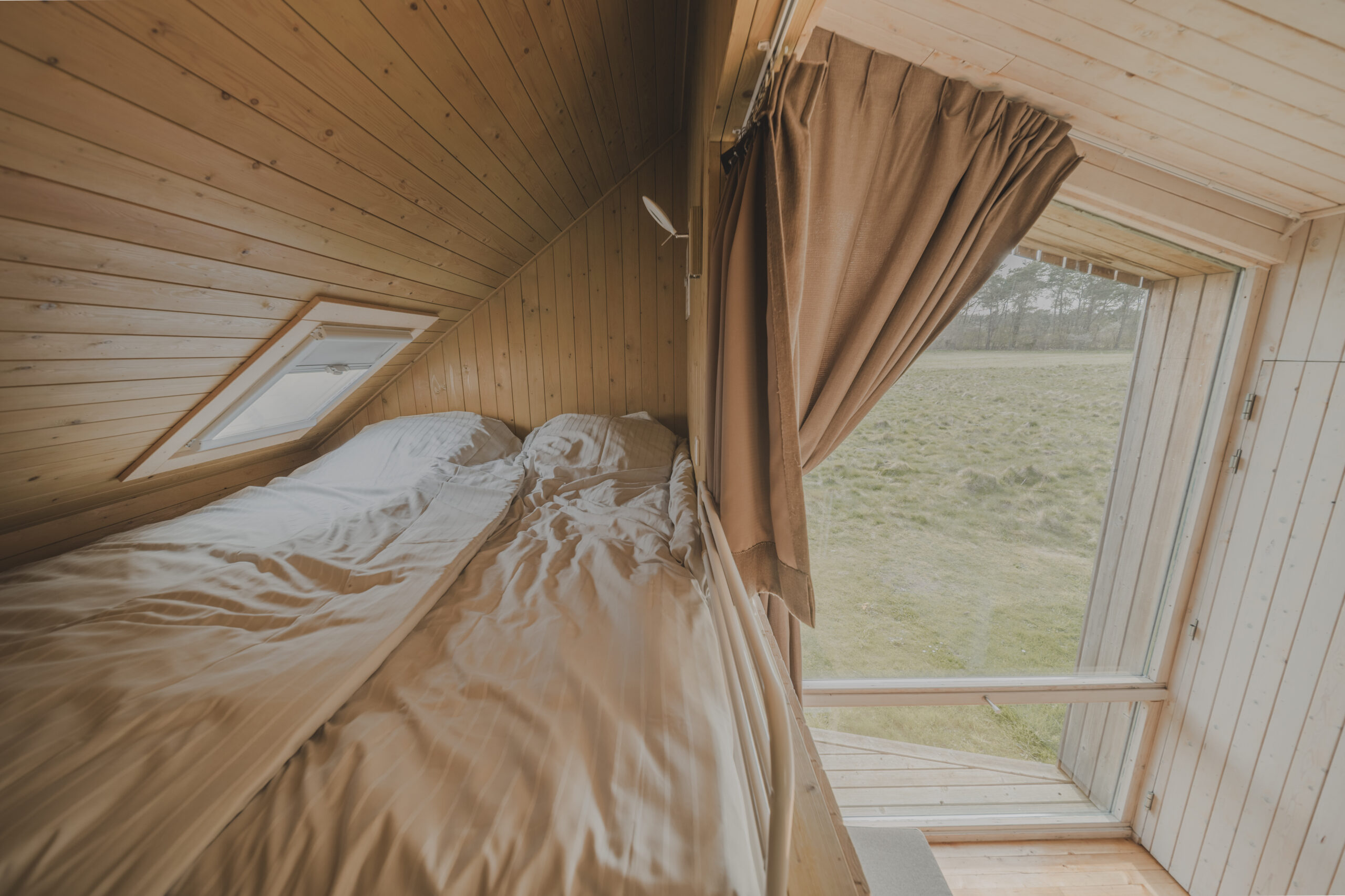 Slaapkamer natuurhuisje Trek-In bij natuurcamping Lemeler Esch