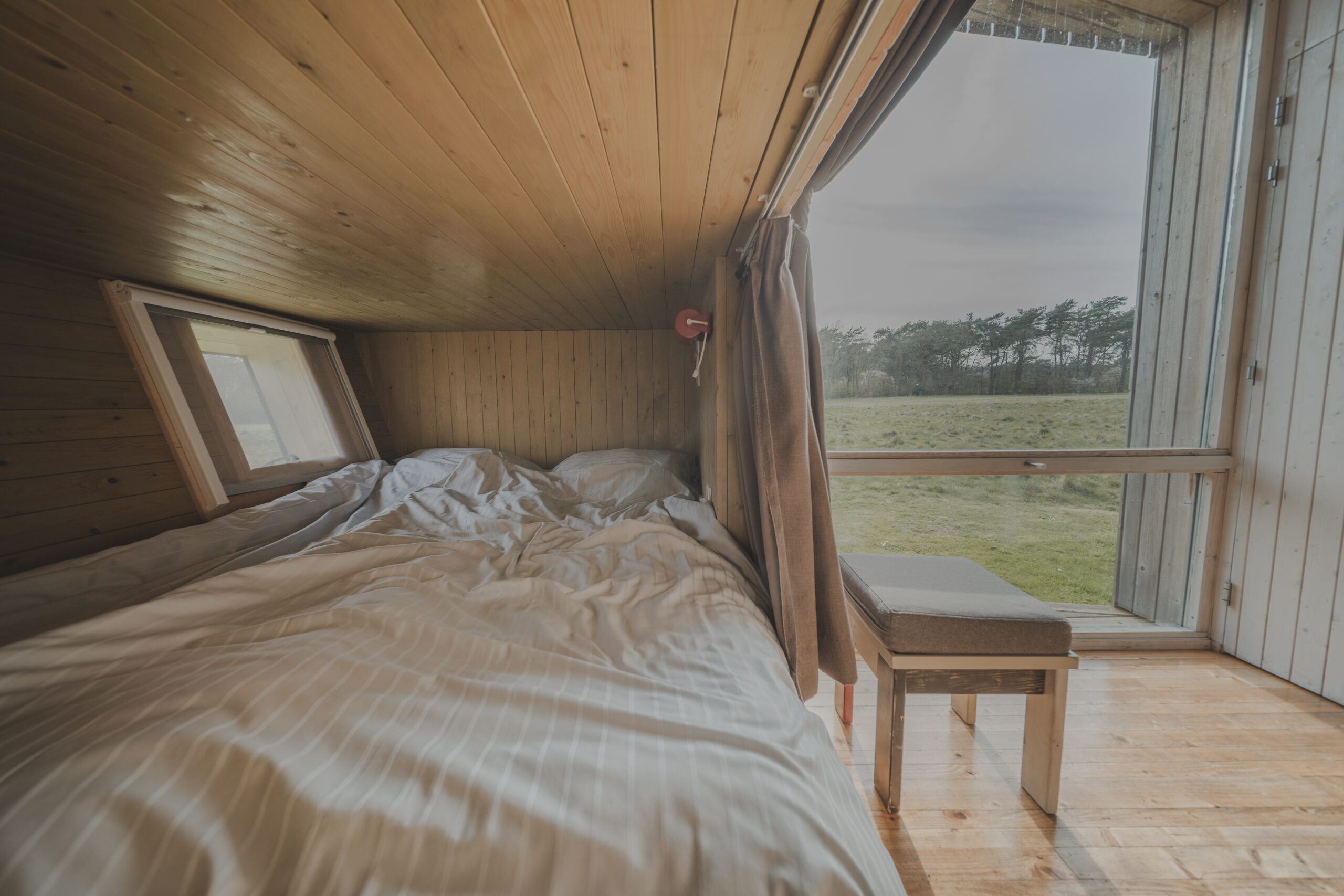 Slaapkamer natuurhuisje Trek-In bij natuurcamping Lemeler Esch
