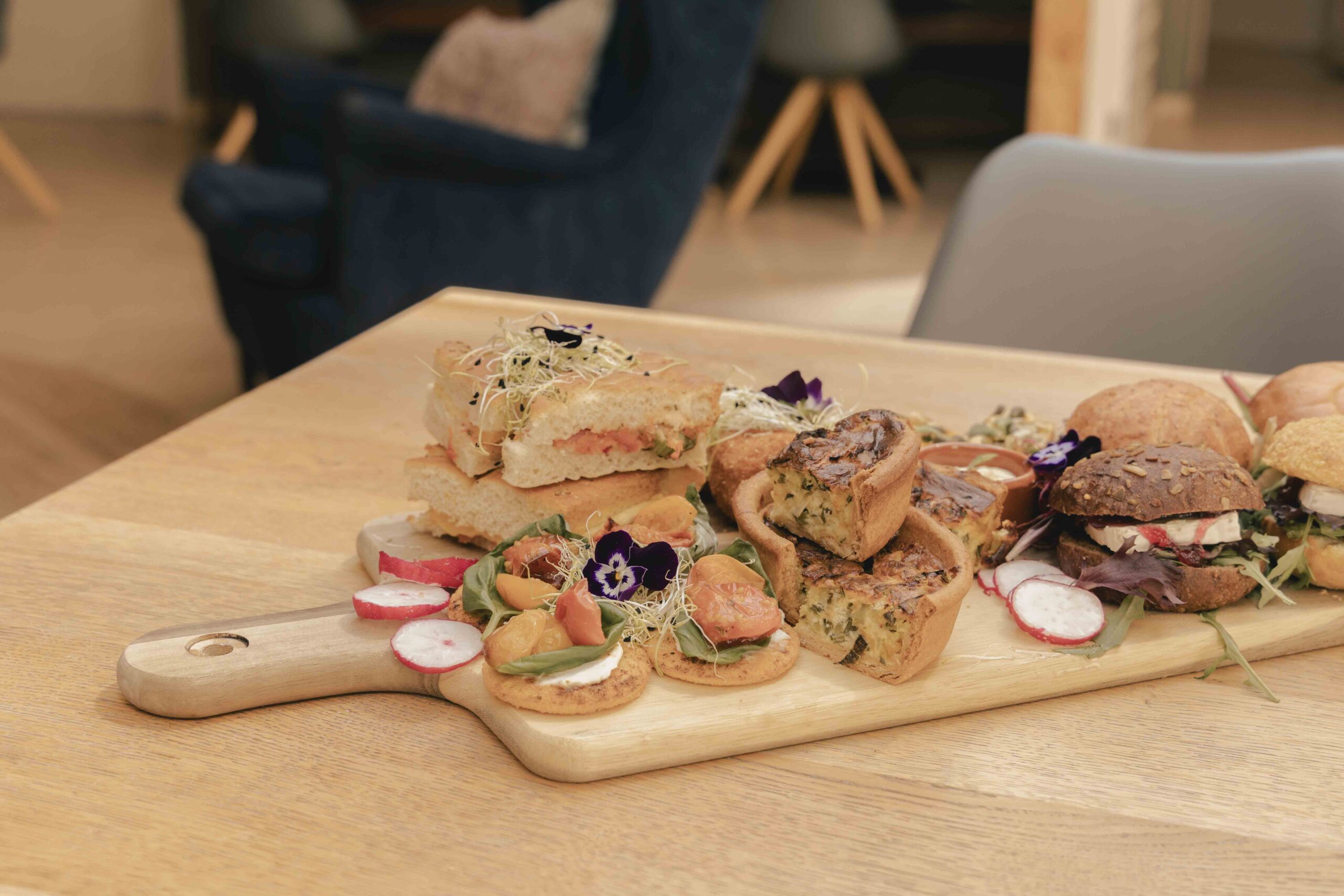 Hartige plank van huisgemaakte high tea bij Boscafé Lemeler Esch