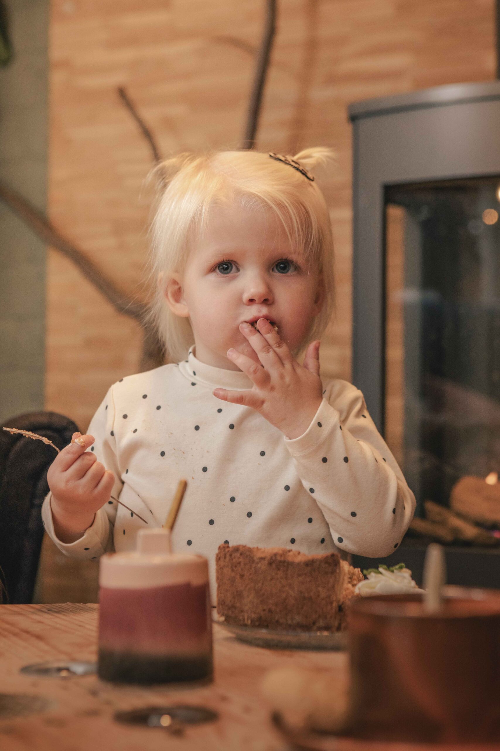 Klein meisje eet huisgemaakte appeltaart in het Boscafé van Lemeler Esch