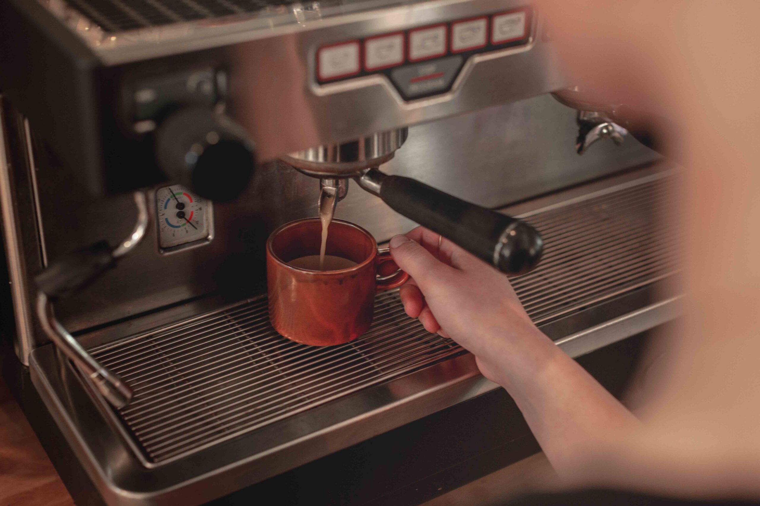 Collega maakt kop koffie in het Boscafé van Lemeler Esch