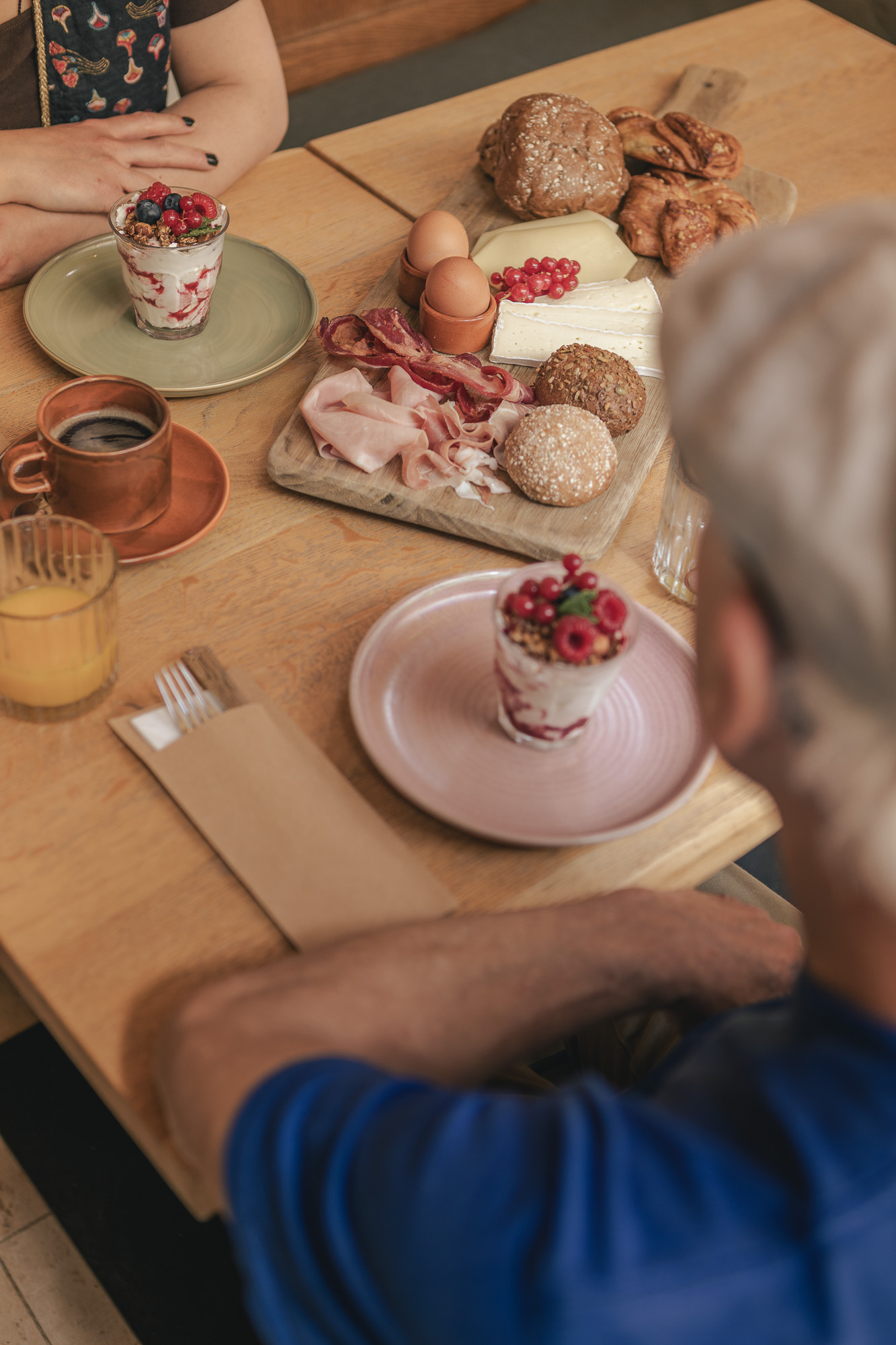 Gasten aan tafel met brunchplank van Boscafé Lemeler Esch