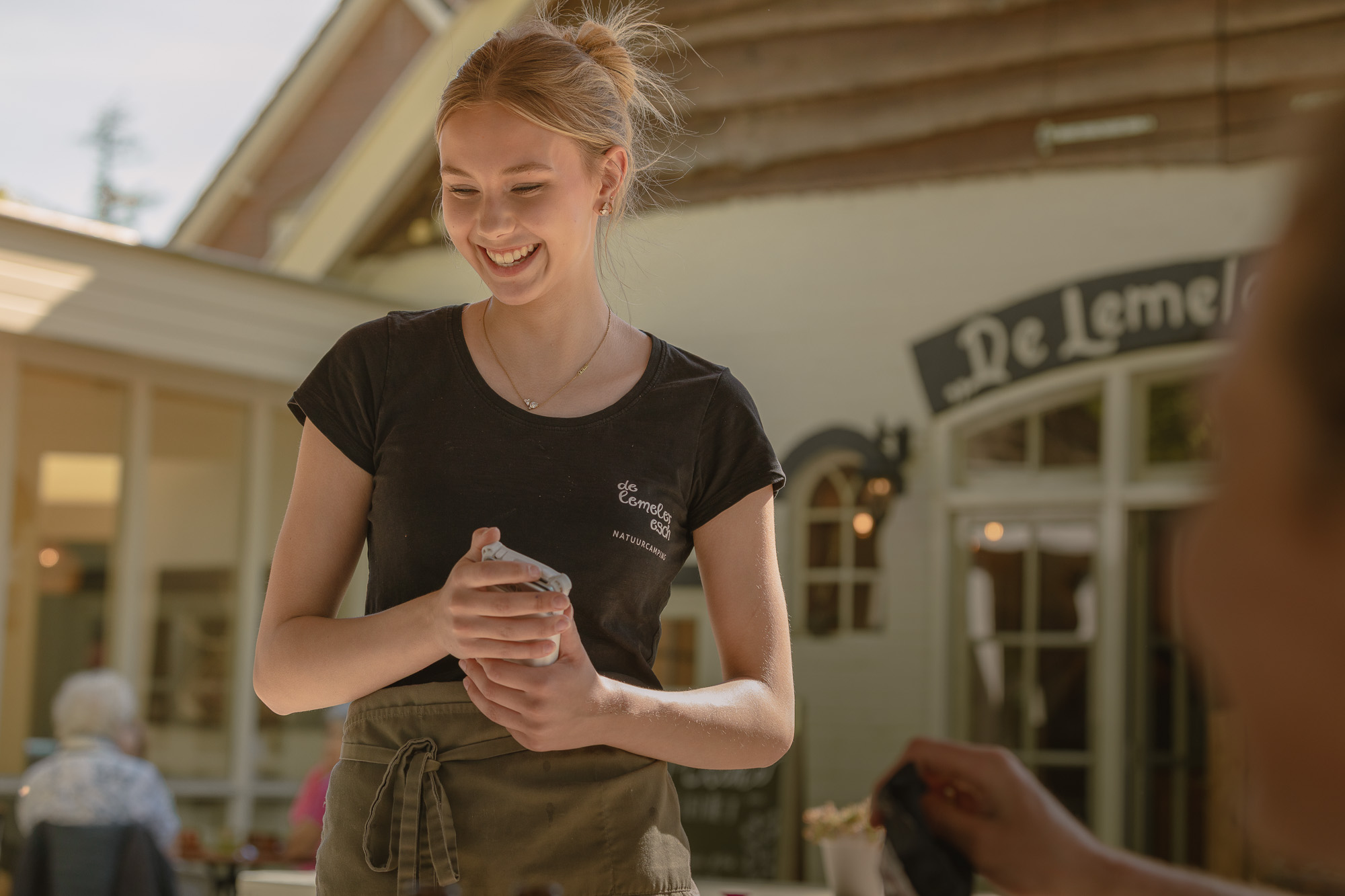 Collega bediening op het terras van het Boscafé Lemeler Esch