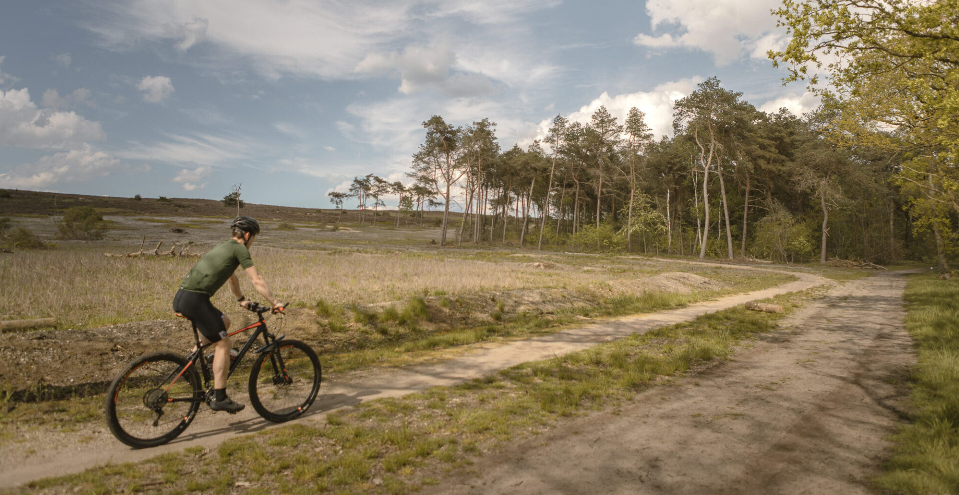 Mountainbiker op de route over de Lemelerberg bij Lemeler Esch